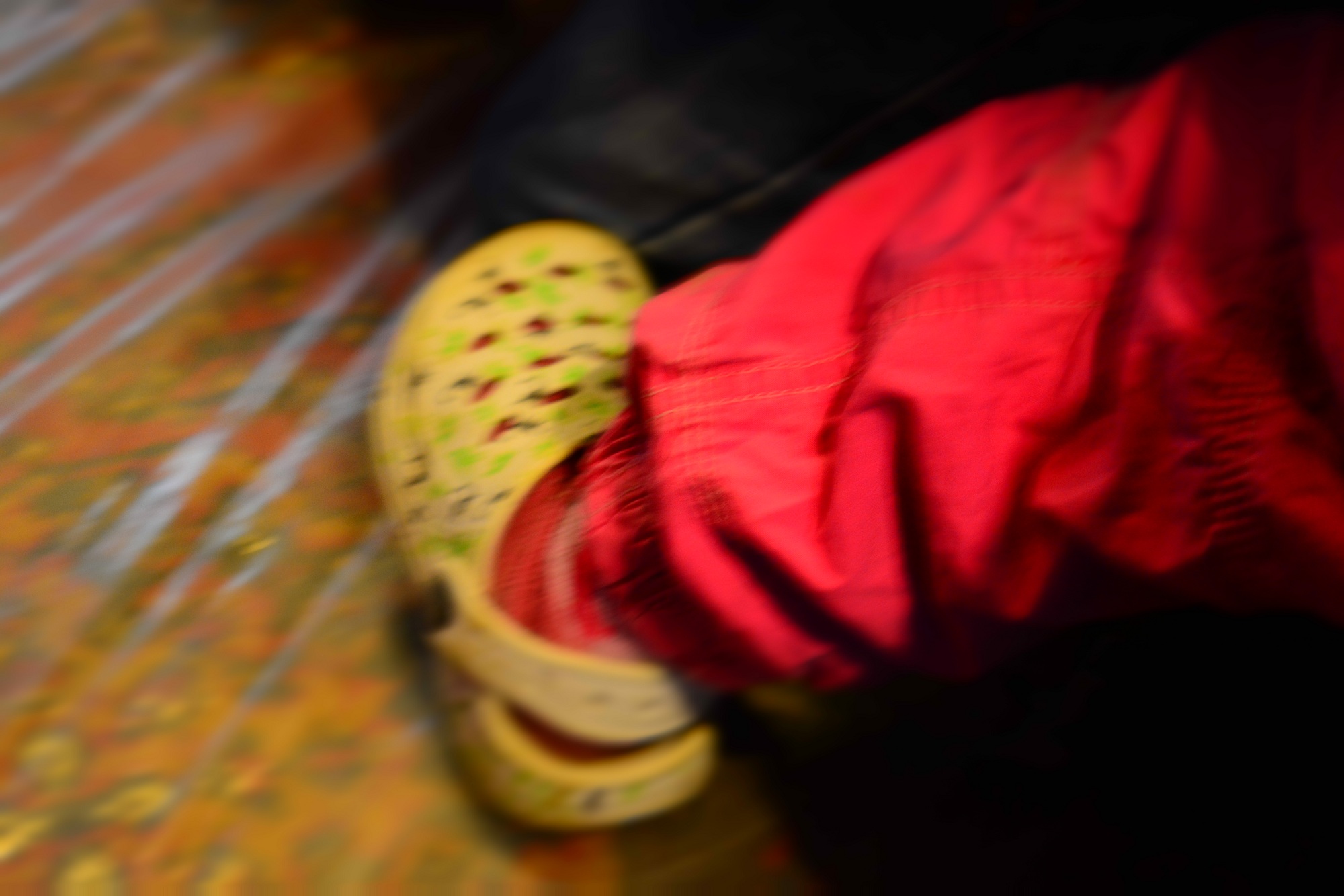 57 de copii din Stânca-Roznovanu au primit încălțăminte nouă, în cadrul Proiectului „Cutia cu Papucei pentru Ei”