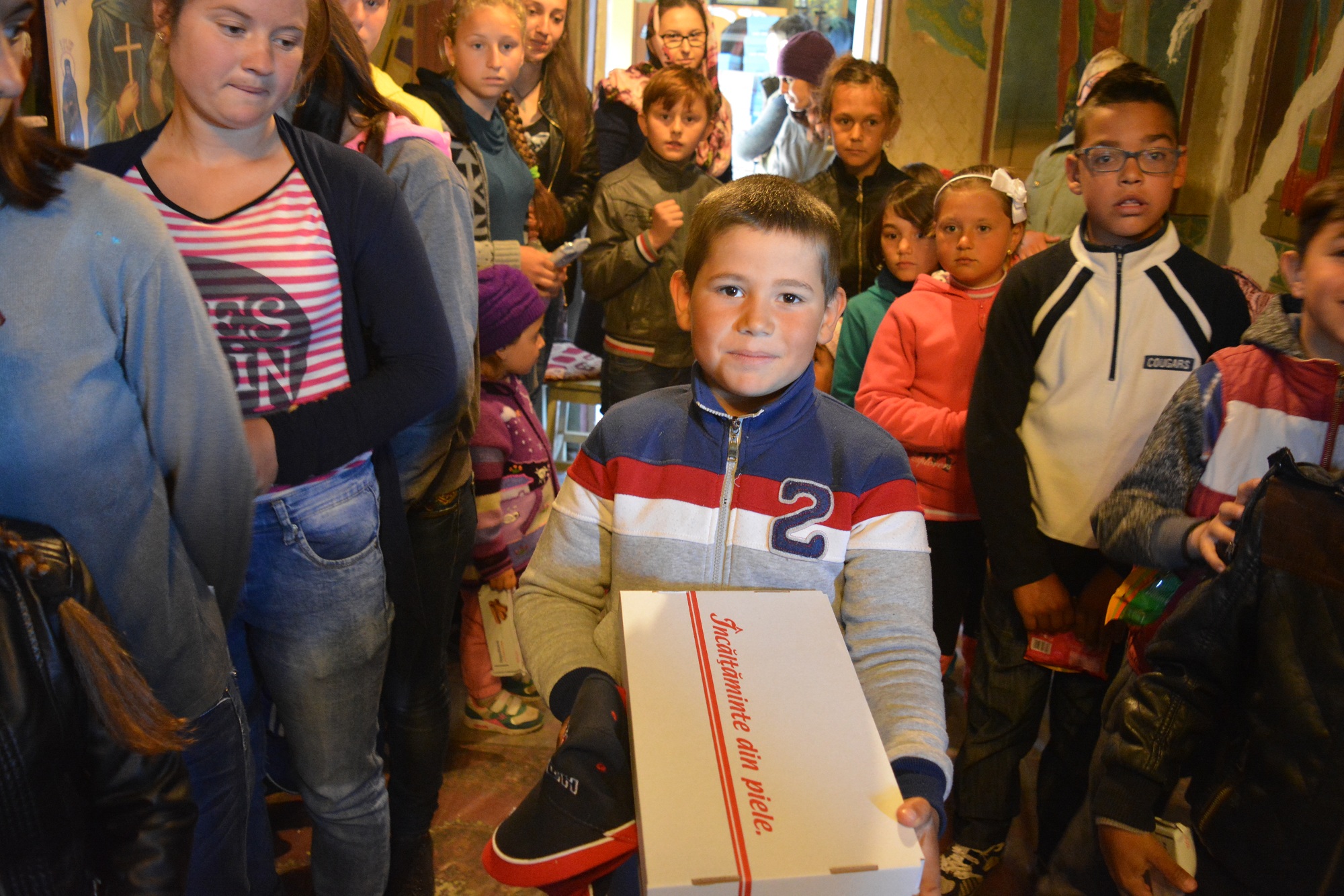 57 de copii din Stânca-Roznovanu au primit încălțăminte nouă, în cadrul Proiectului „Cutia cu Papucei pentru Ei”