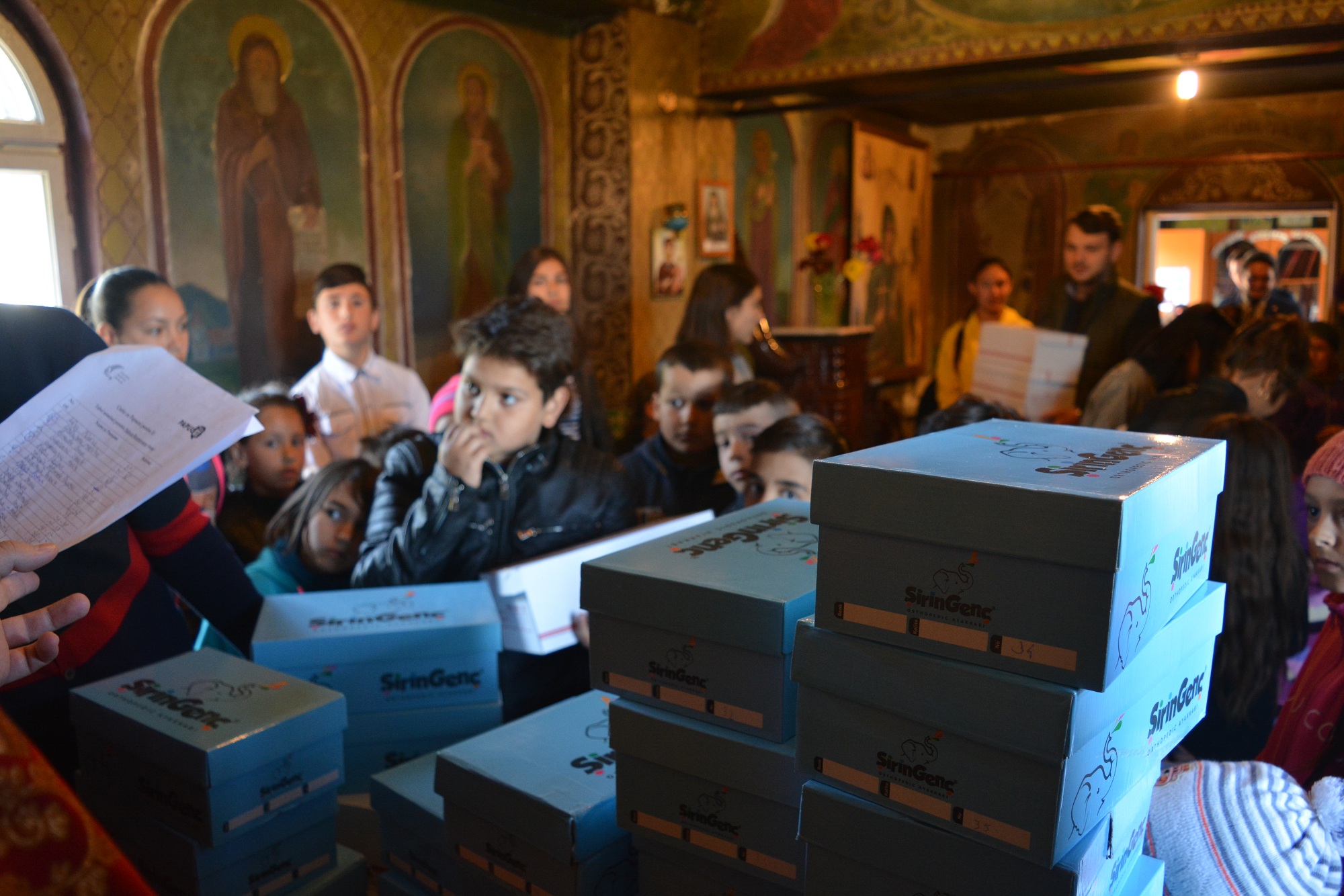 57 de copii din Stânca-Roznovanu au primit încălțăminte nouă, în cadrul Proiectului „Cutia cu Papucei pentru Ei”