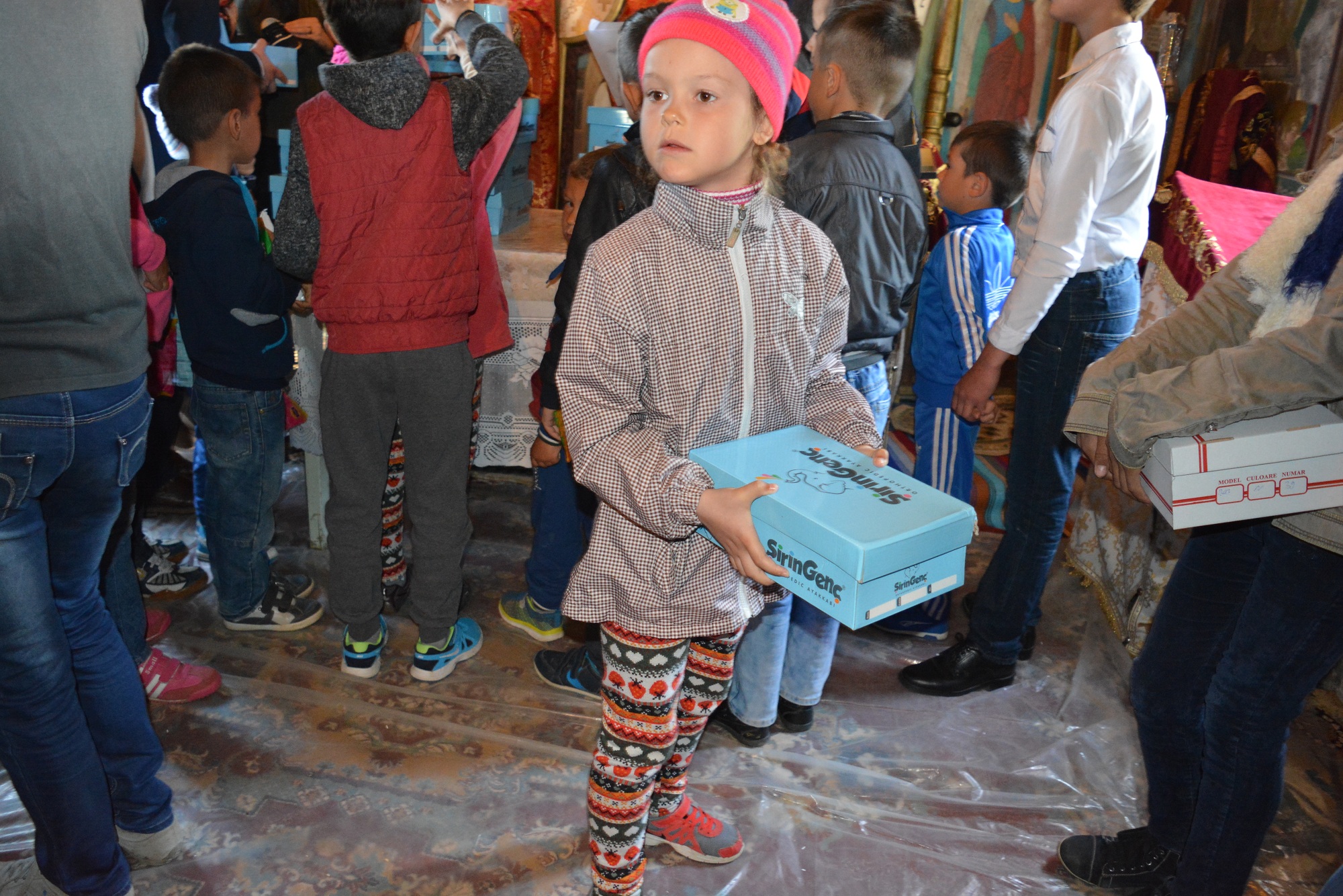 57 de copii din Stânca-Roznovanu au primit încălțăminte nouă, în cadrul Proiectului „Cutia cu Papucei pentru Ei”