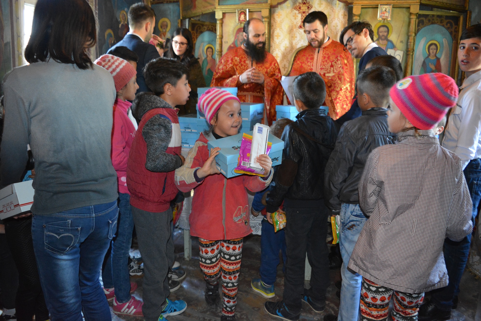 57 de copii din Stânca-Roznovanu au primit încălțăminte nouă, în cadrul Proiectului „Cutia cu Papucei pentru Ei”