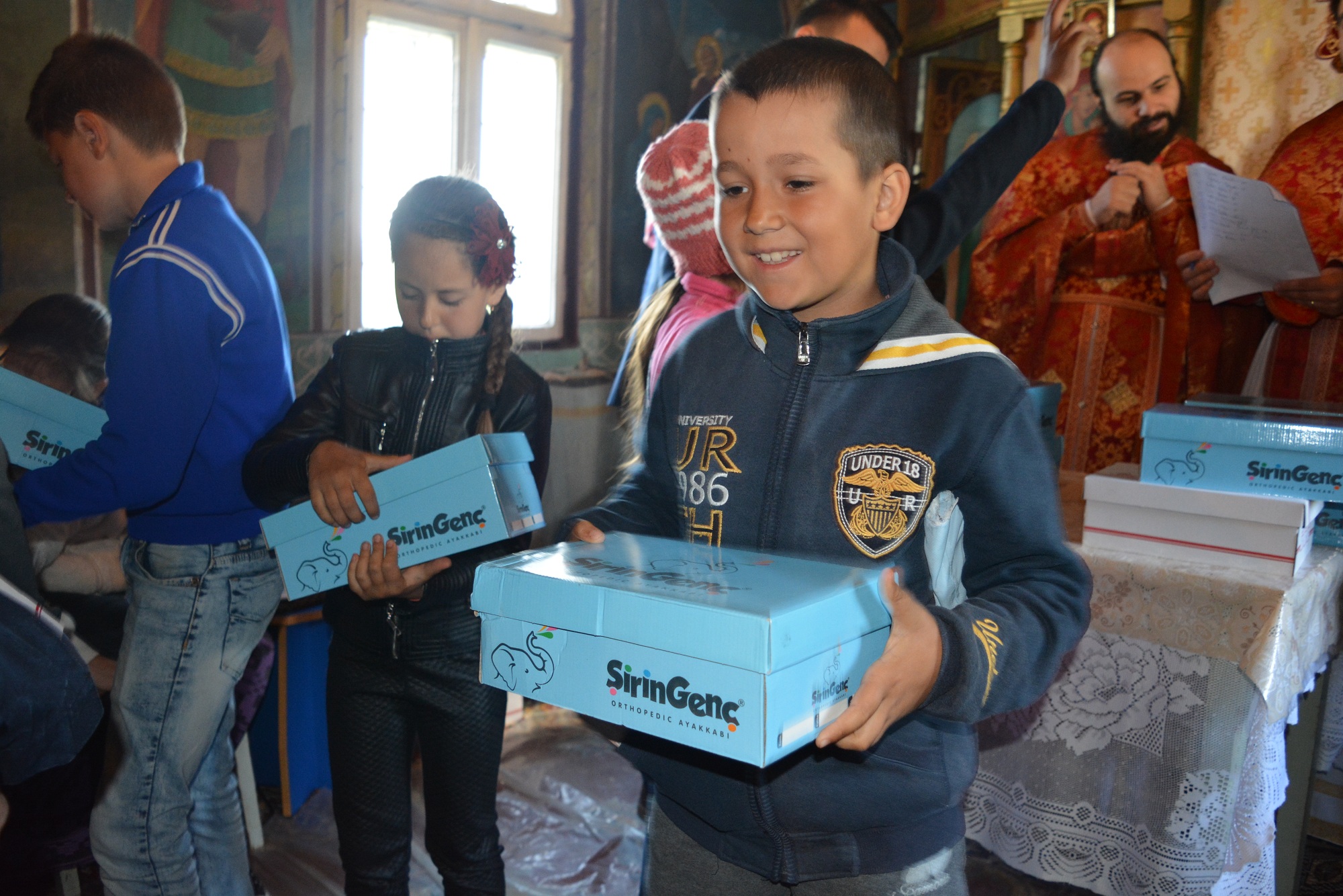 57 de copii din Stânca-Roznovanu au primit încălțăminte nouă, în cadrul Proiectului „Cutia cu Papucei pentru Ei”