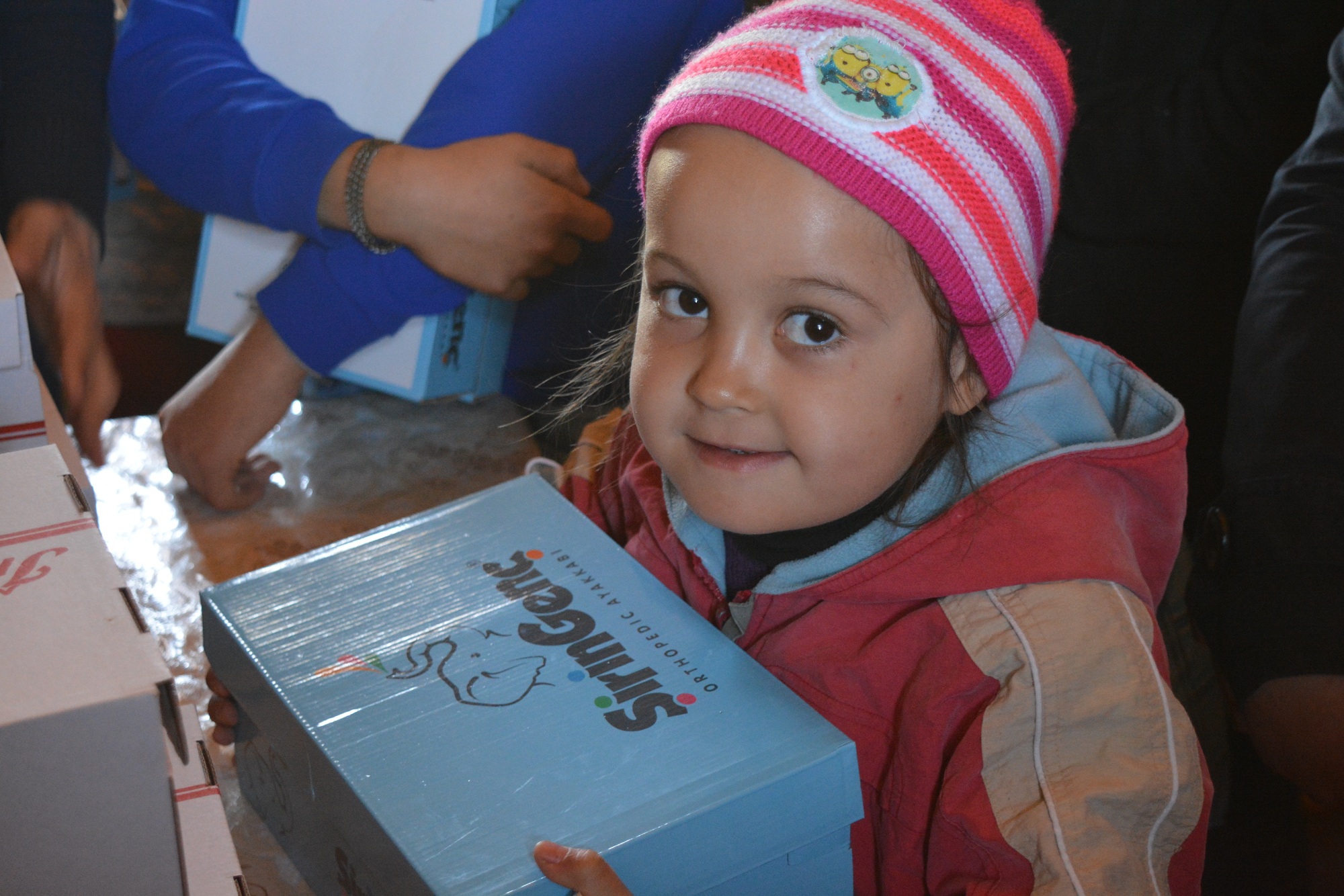 57 de copii din Stânca-Roznovanu au primit încălțăminte nouă, în cadrul Proiectului „Cutia cu Papucei pentru Ei”