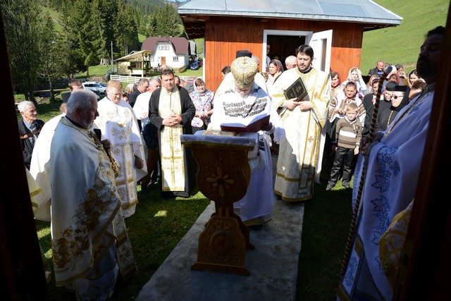 Biserica din cătunul Hrobi, judeţul Suceava a fost sfinţită de IPS Pimen Porţi spre ceruri în Mitropolia Moldovei şi Bucovinei