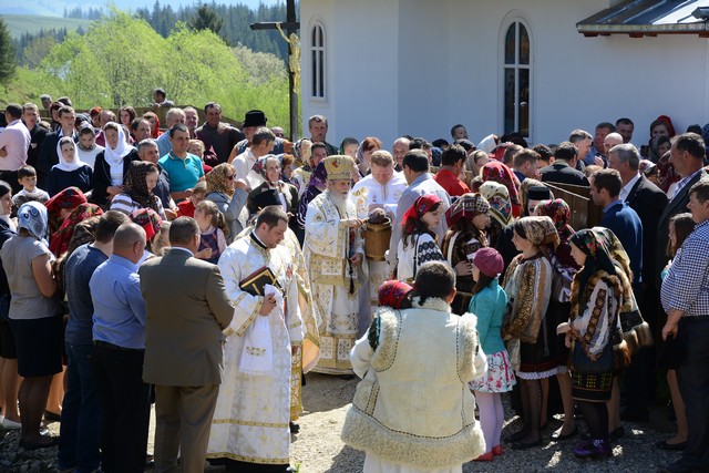 Biserica din cătunul Hrobi, judeţul Suceava a fost sfinţită de IPS Pimen Porţi spre ceruri în Mitropolia Moldovei şi Bucovinei