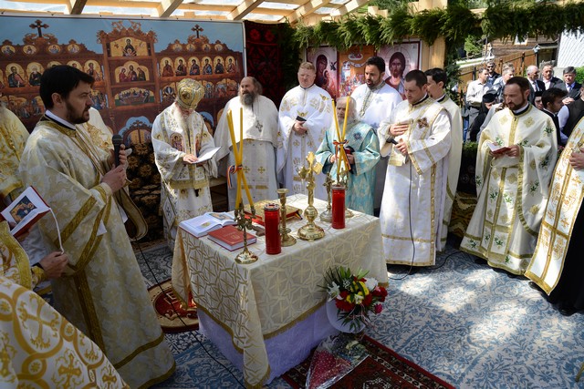 Biserica din cătunul Hrobi, judeţul Suceava a fost sfinţită de IPS Pimen Porţi spre ceruri în Mitropolia Moldovei şi Bucovinei
