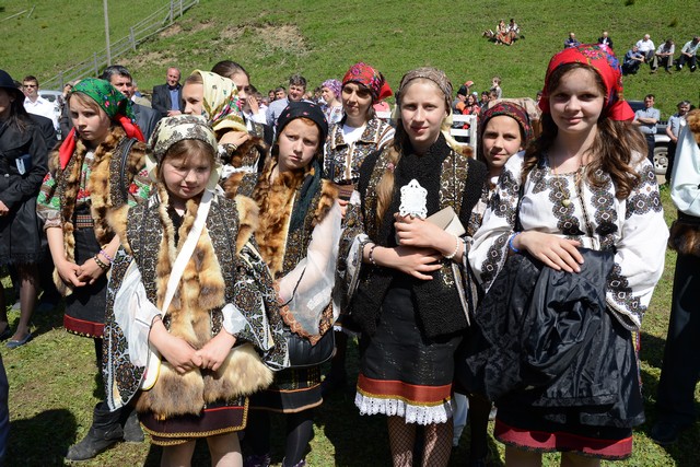 Biserica din cătunul Hrobi, judeţul Suceava a fost sfinţită de IPS Pimen Porţi spre ceruri în Mitropolia Moldovei şi Bucovinei