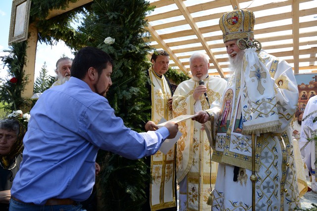 Biserica din cătunul Hrobi, judeţul Suceava a fost sfinţită de IPS Pimen Porţi spre ceruri în Mitropolia Moldovei şi Bucovinei