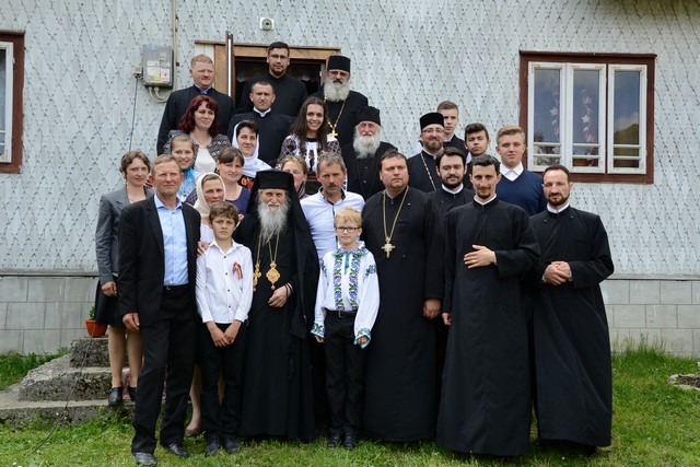 Biserica din cătunul Hrobi, judeţul Suceava a fost sfinţită de IPS Pimen Porţi spre ceruri în Mitropolia Moldovei şi Bucovinei