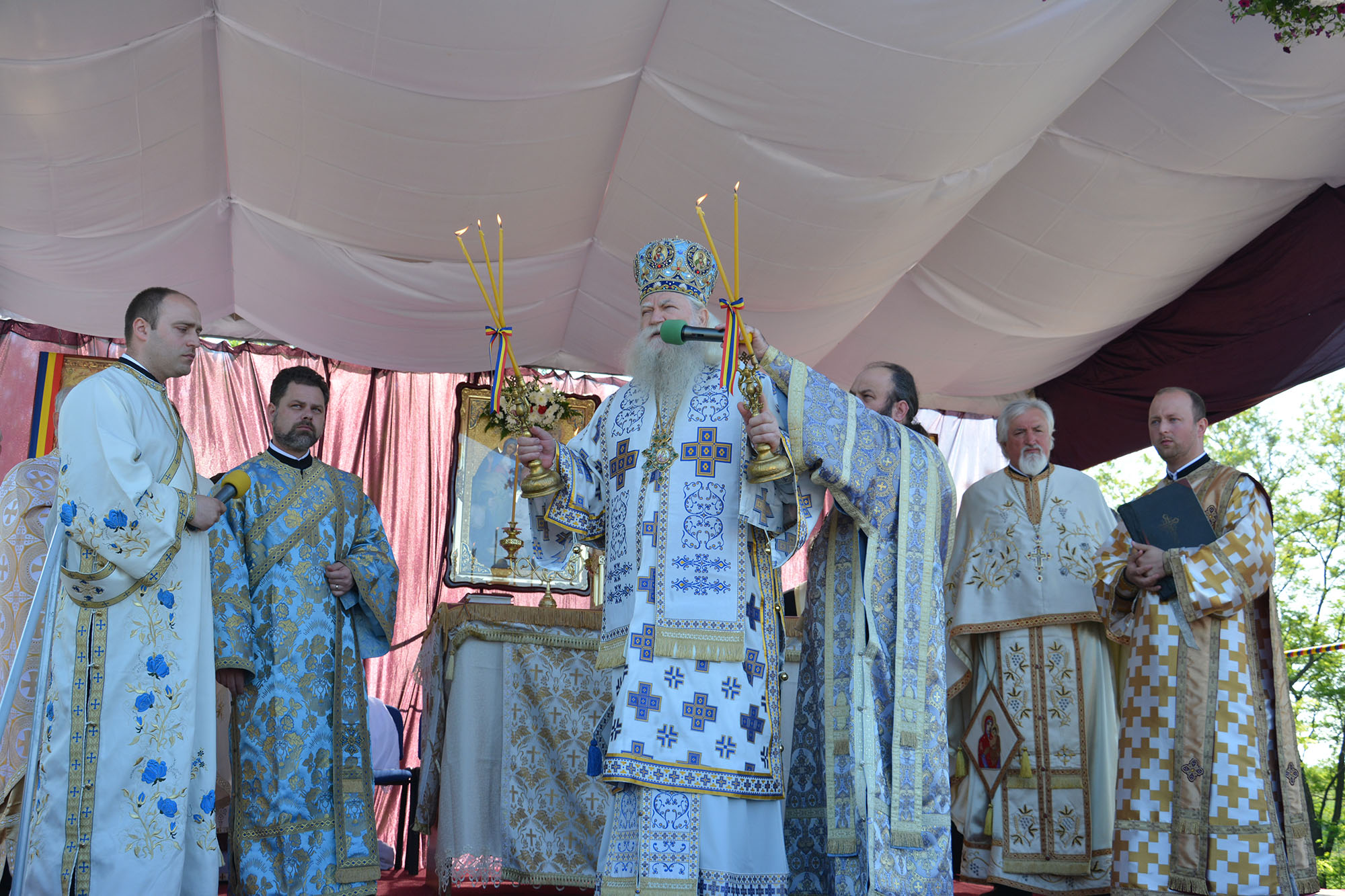 Porţi spre ceruri în Mitropolia Moldovei şi Bucovinei Porţi spre ceruri în Mitropolia Moldovei şi Bucovinei