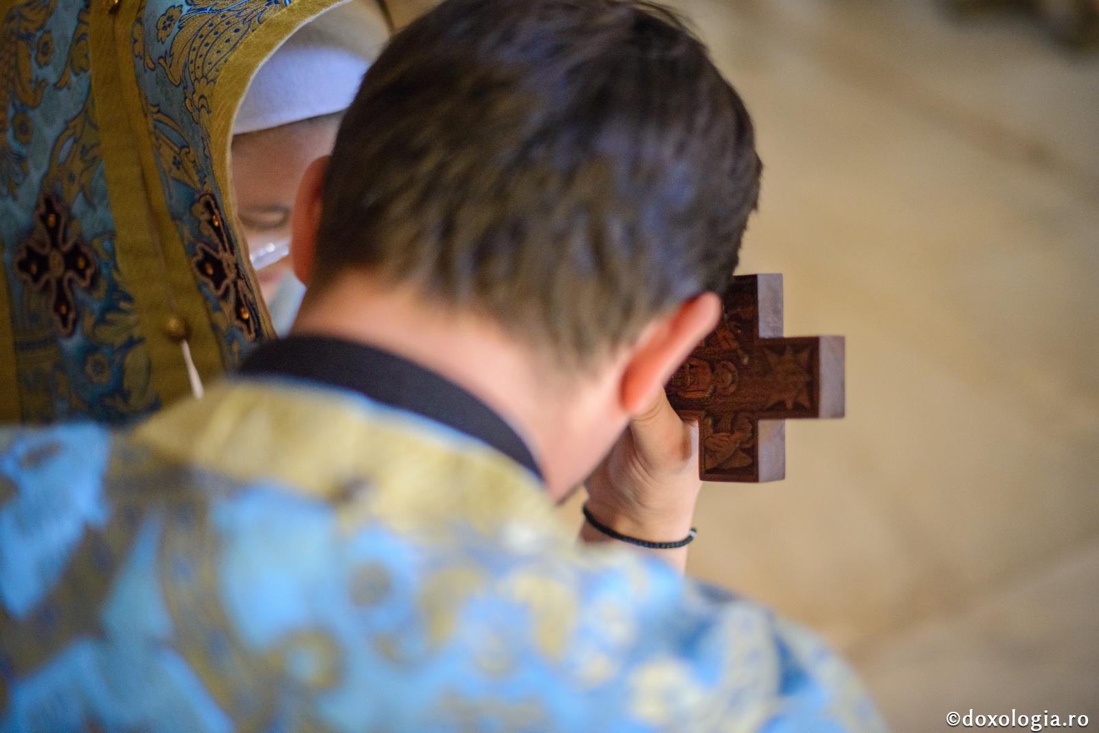 Taina Spovedaniei ‒ pocăința, mărturisirea și iertarea păcatelor / Foto: Oana Nechifor preot spovedind