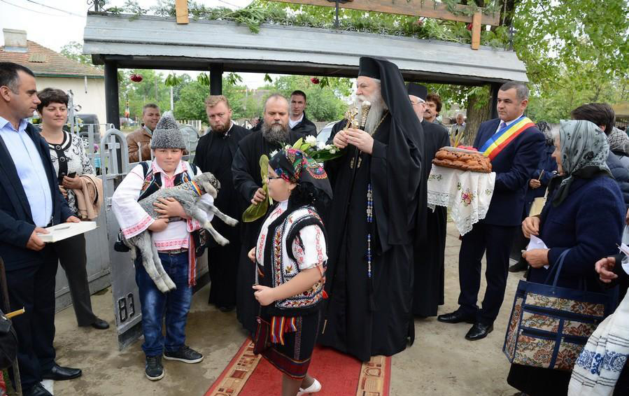 Mii de oameni în jurul Sfântului Altar, la Andrieşeni