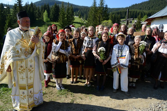 Biserica din cătunul Hrobi, judeţul Suceava a fost sfinţită de IPS Pimen Porţi spre ceruri în Mitropolia Moldovei şi Bucovinei