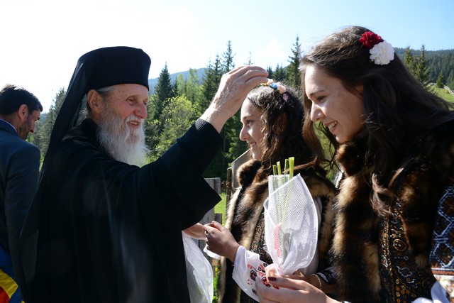 Biserica din cătunul Hrobi, judeţul Suceava a fost sfinţită de IPS Pimen Porţi spre ceruri în Mitropolia Moldovei şi Bucovinei