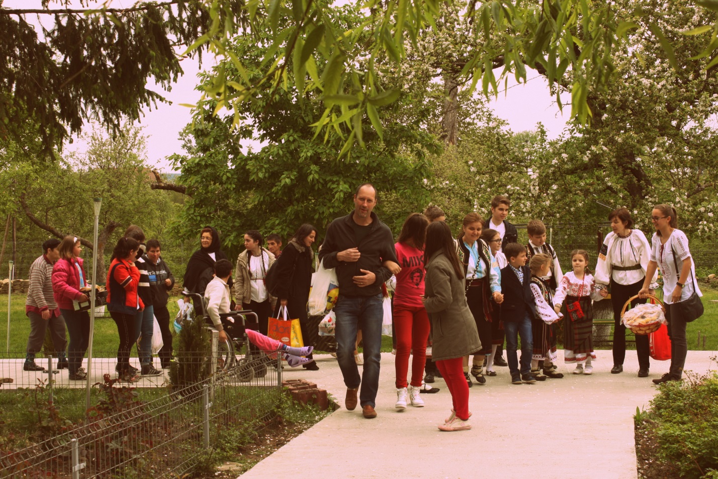 O vizită de Paști – bucurie pentru pacienții de la Bozieni