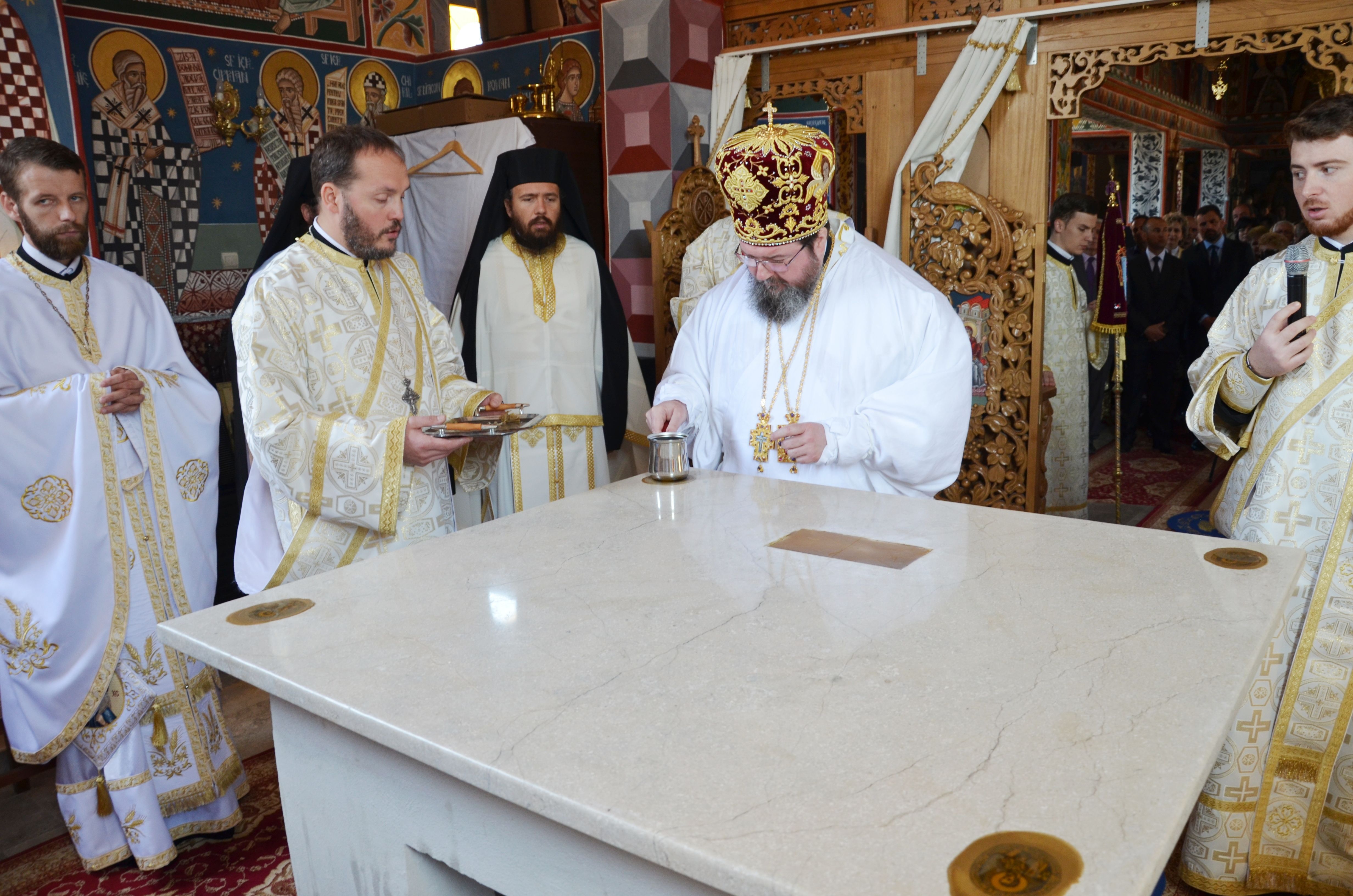 Chiriarhul Oradiei a târnosit biserica parohiei Beiuș III