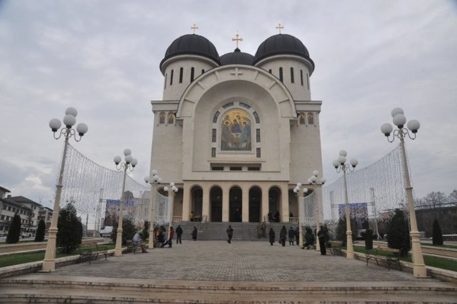 Alimente pentru familiile defavorizate arădene, cu prilejul Învierii Domnului