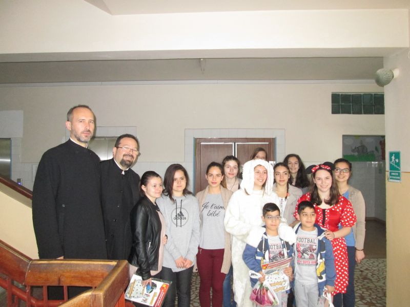 Elevii de la colegiul „Andrei Şaguna” din Braşov au oferit daruri copiilor spitalizaţi