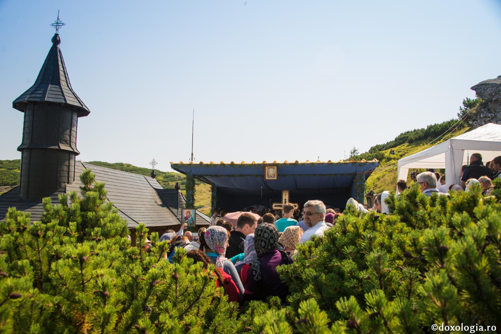 credincioși la hram pe Muntele Ceahlău