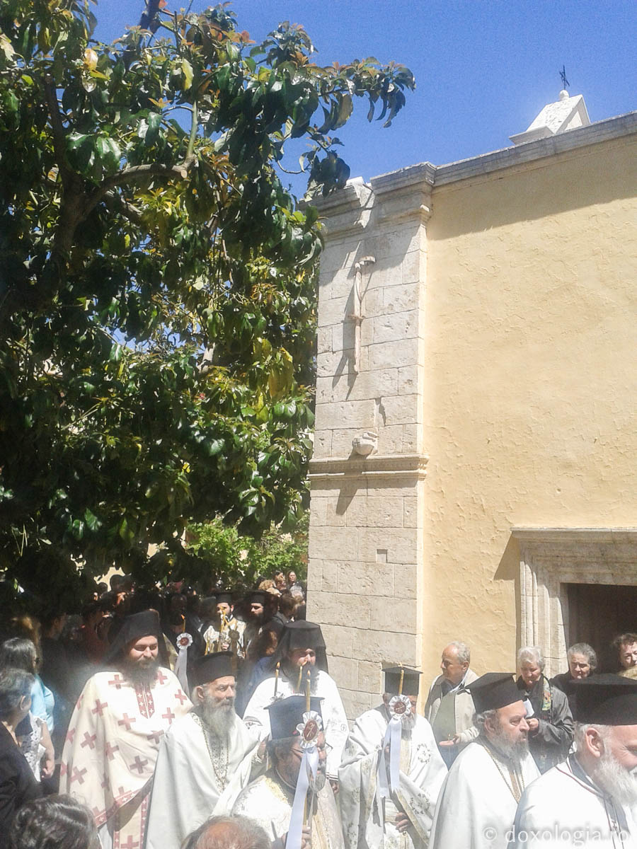 Sute de pelerini la Hramul Mănăstirii Chrysopigi din Chania, Creta