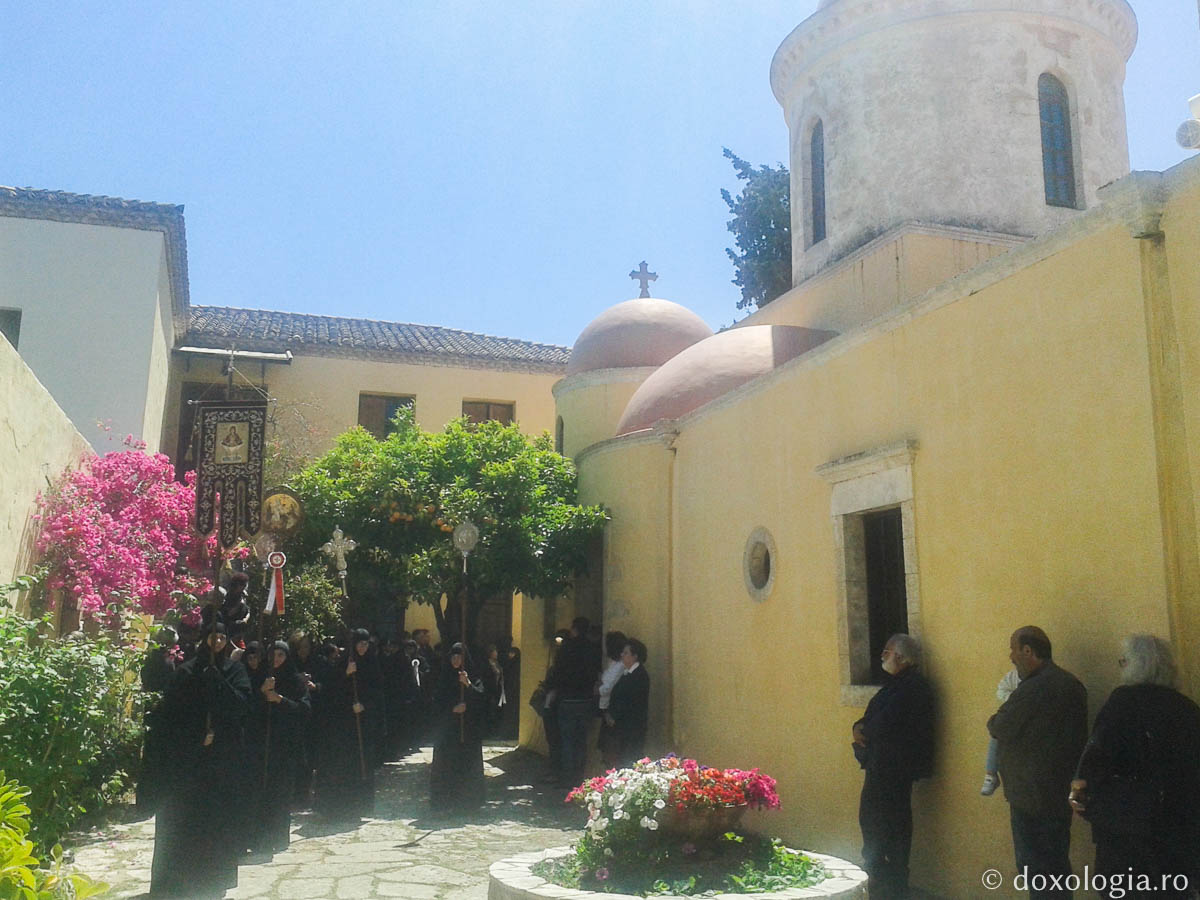 Sute de pelerini la Hramul Mănăstirii Chrysopigi din Chania, Creta