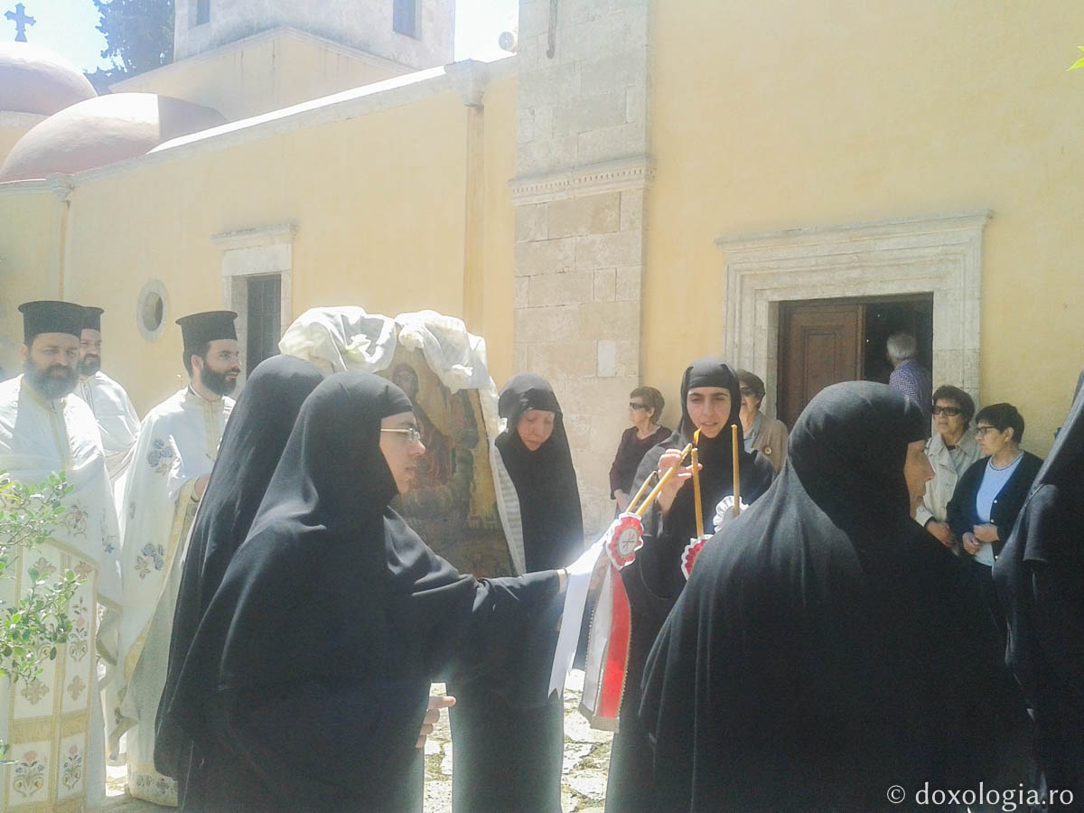 Sute de pelerini la Hramul Mănăstirii Chrysopigi din Chania, Creta