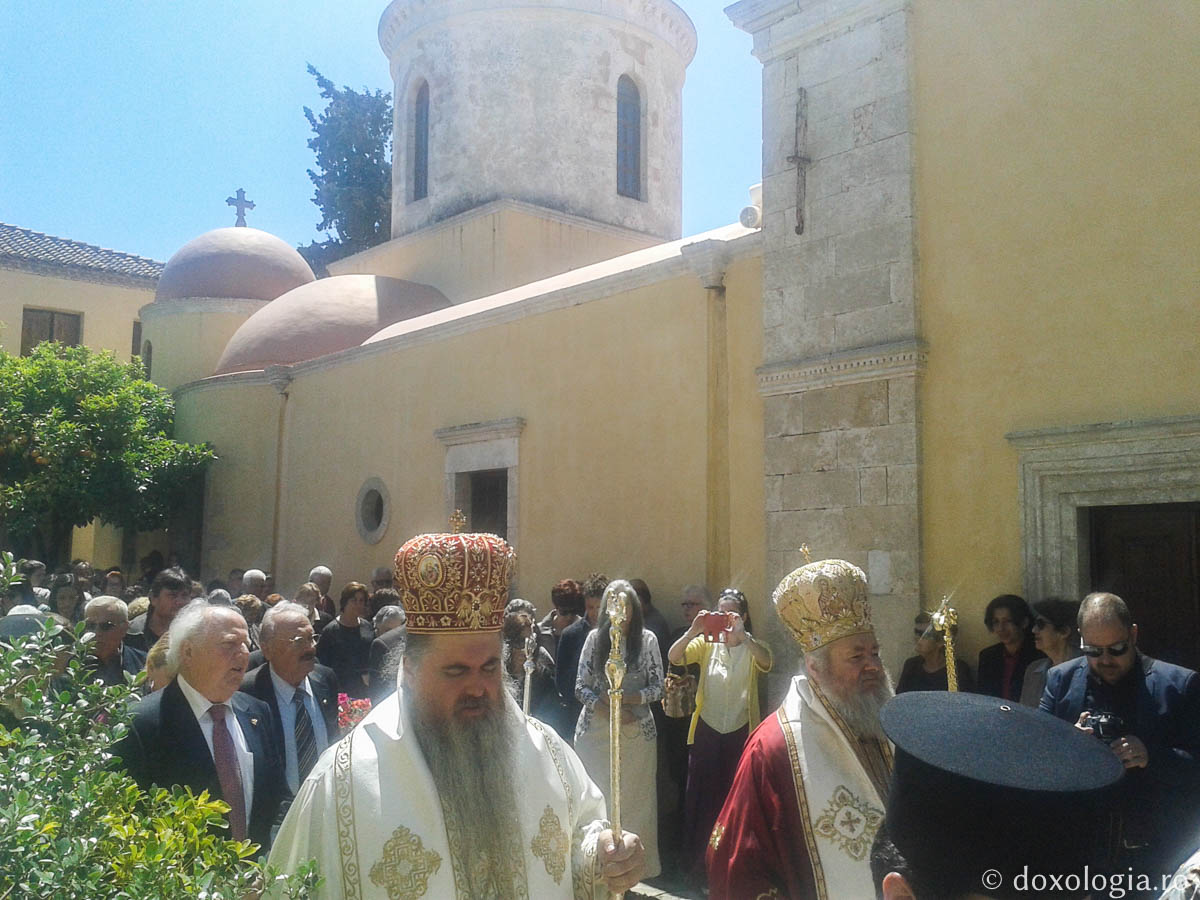 Sute de pelerini la Hramul Mănăstirii Chrysopigi din Chania, Creta