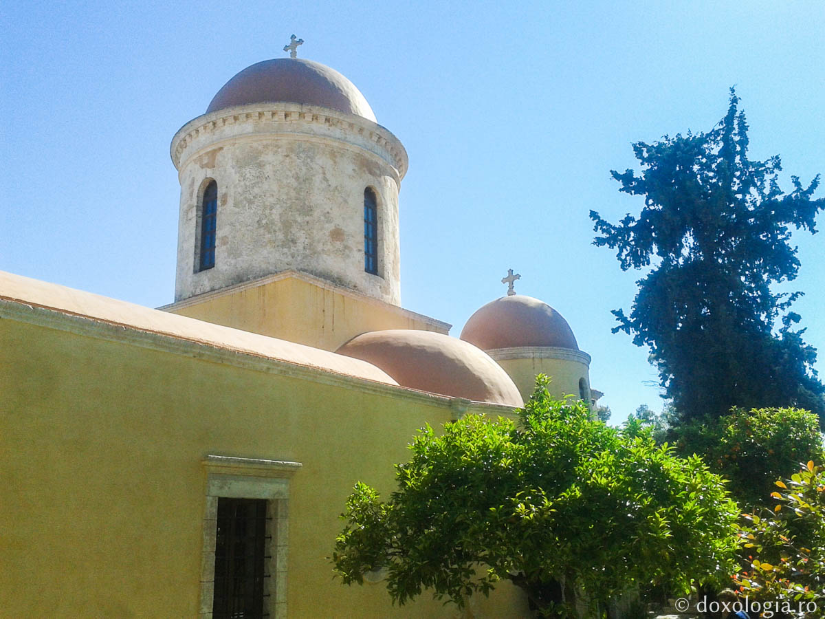 Sute de pelerini la Hramul Mănăstirii Chrysopigi din Chania, Creta