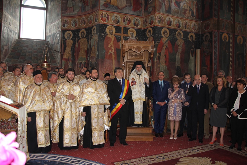 Procesiune impresionantă în cinstea lui Melchisedec Ştefănescu Procesiune impresionantă în cinstea lui Melchisedec Ştefănescu