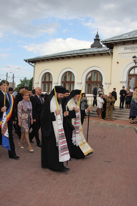 Procesiune impresionantă în cinstea lui Melchisedec Ştefănescu Procesiune impresionantă în cinstea lui Melchisedec Ştefănescu