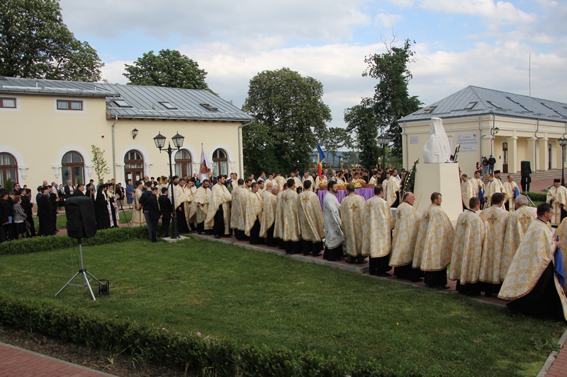 Procesiune impresionantă în cinstea lui Melchisedec Ştefănescu Procesiune impresionantă în cinstea lui Melchisedec Ştefănescu