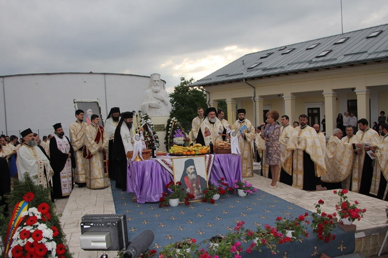 Procesiune impresionantă în cinstea lui Melchisedec Ştefănescu Procesiune impresionantă în cinstea lui Melchisedec Ştefănescu