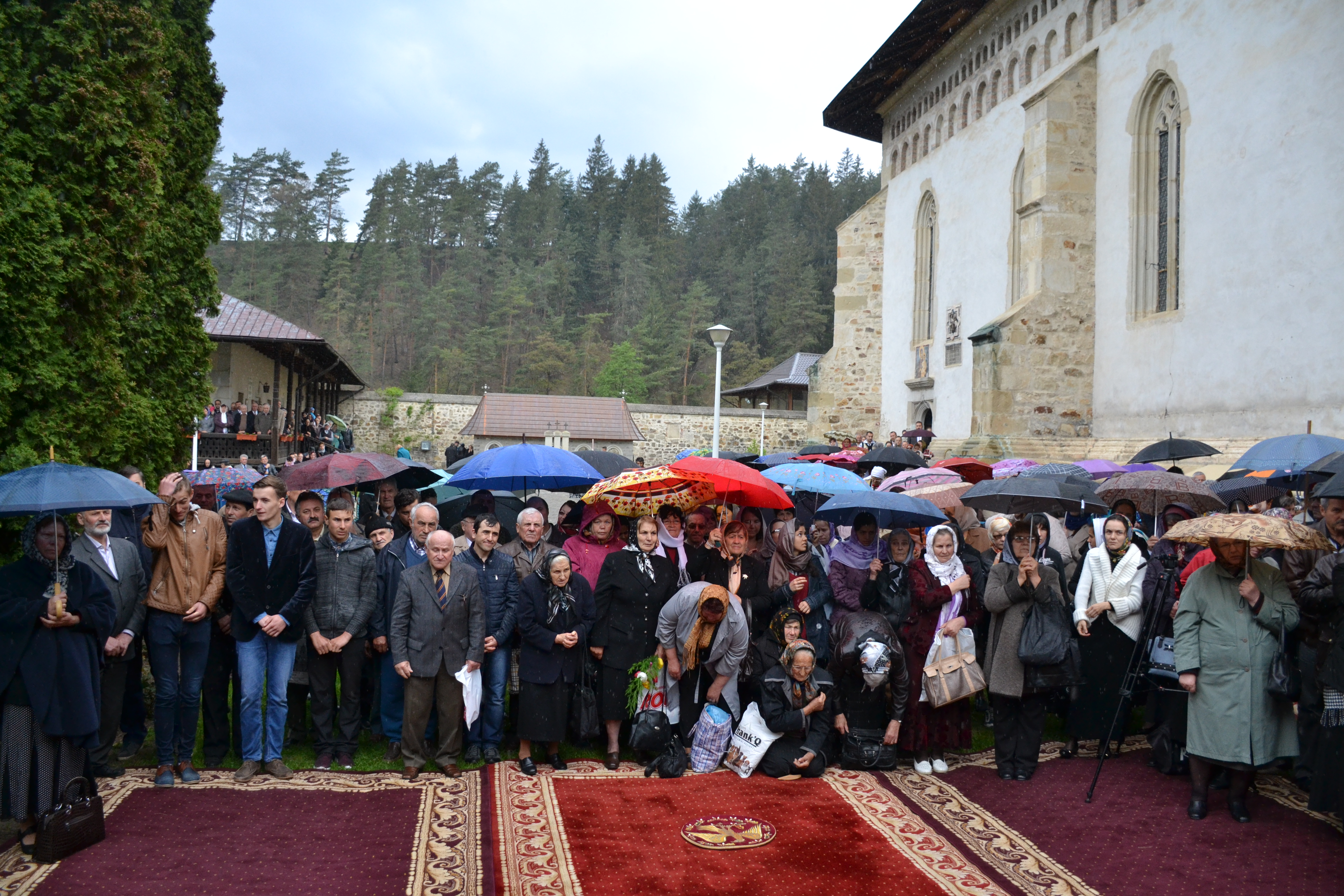 „Oamenii au fost încredințați Maicii Domnului de Hristos atunci când El era pe cruce”