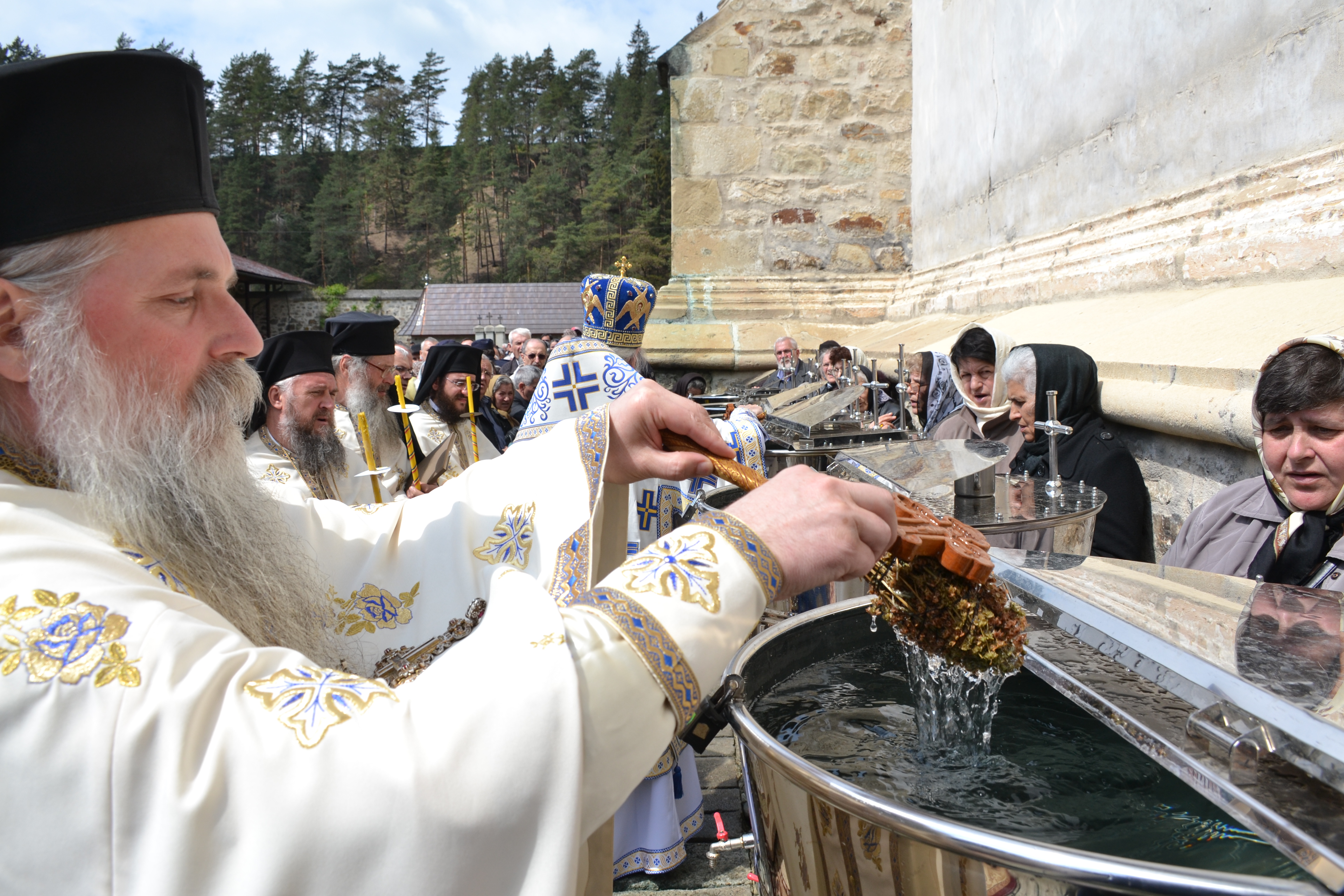 „Oamenii au fost încredințați Maicii Domnului de Hristos atunci când El era pe cruce”