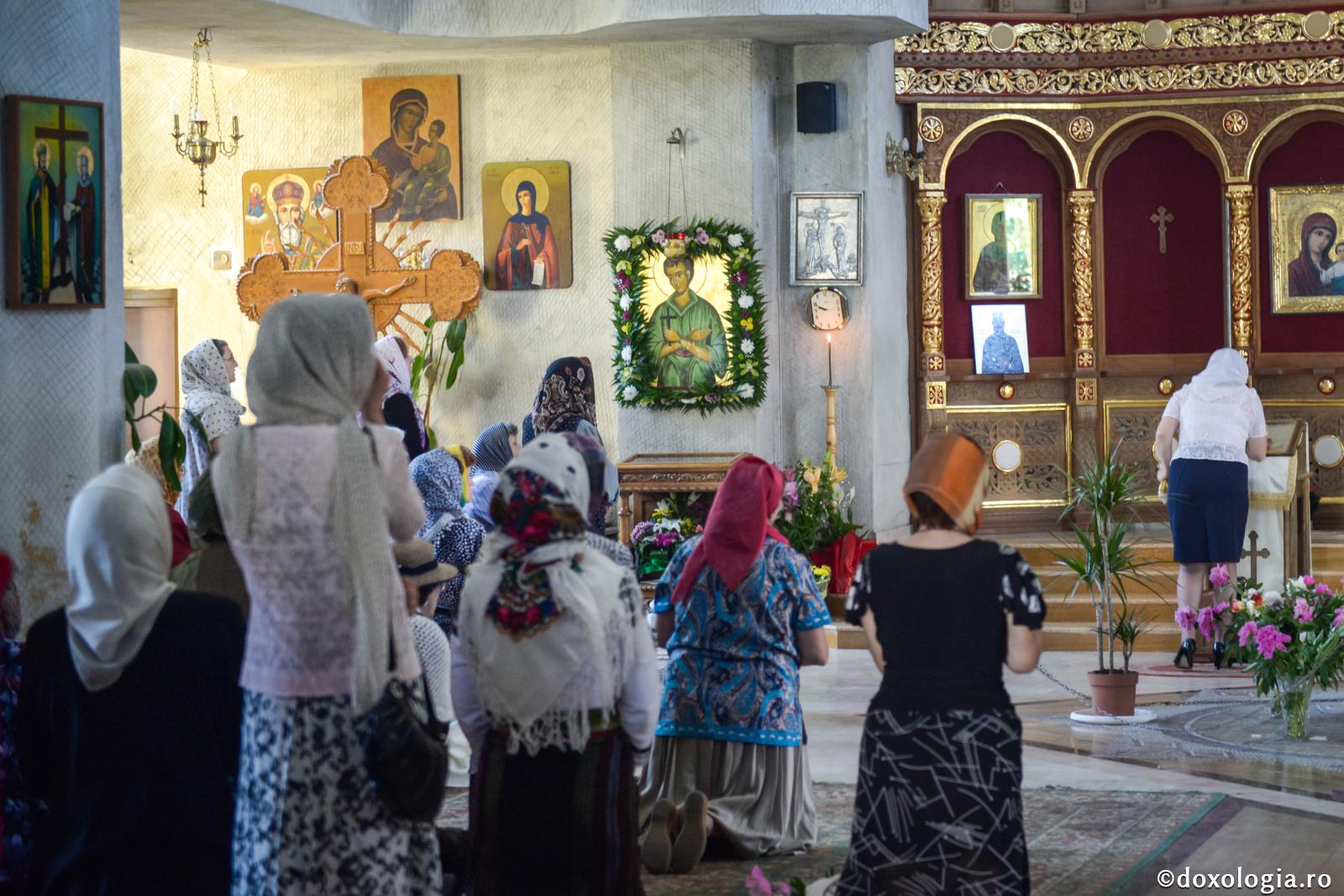 credincioși participând la Sfânta Liturghie