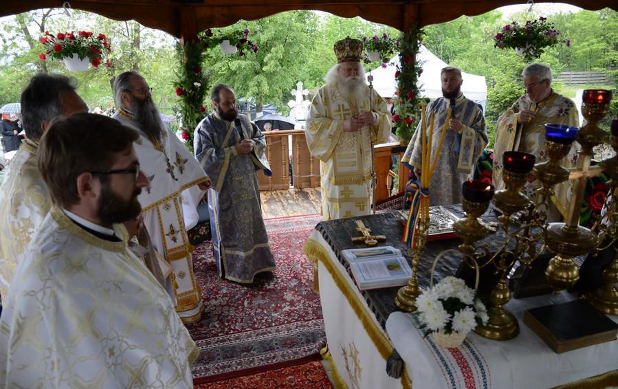 Mii de oameni în jurul Sfântului Altar, la Andrieşeni