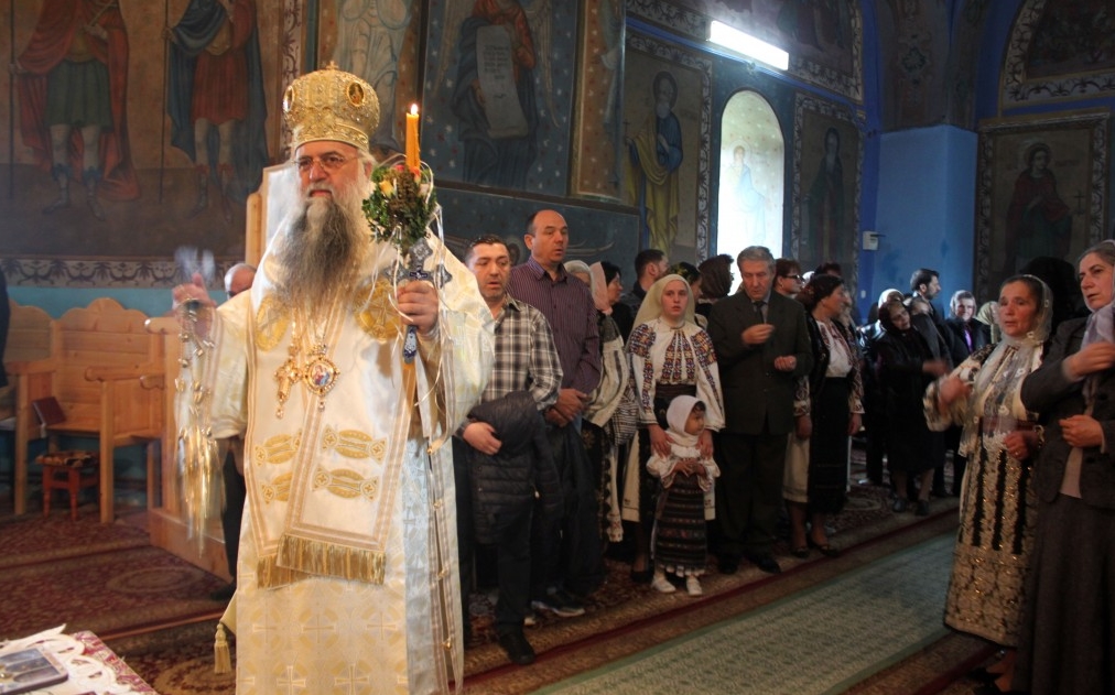Liturghie arhierească în Parohia Slătioara