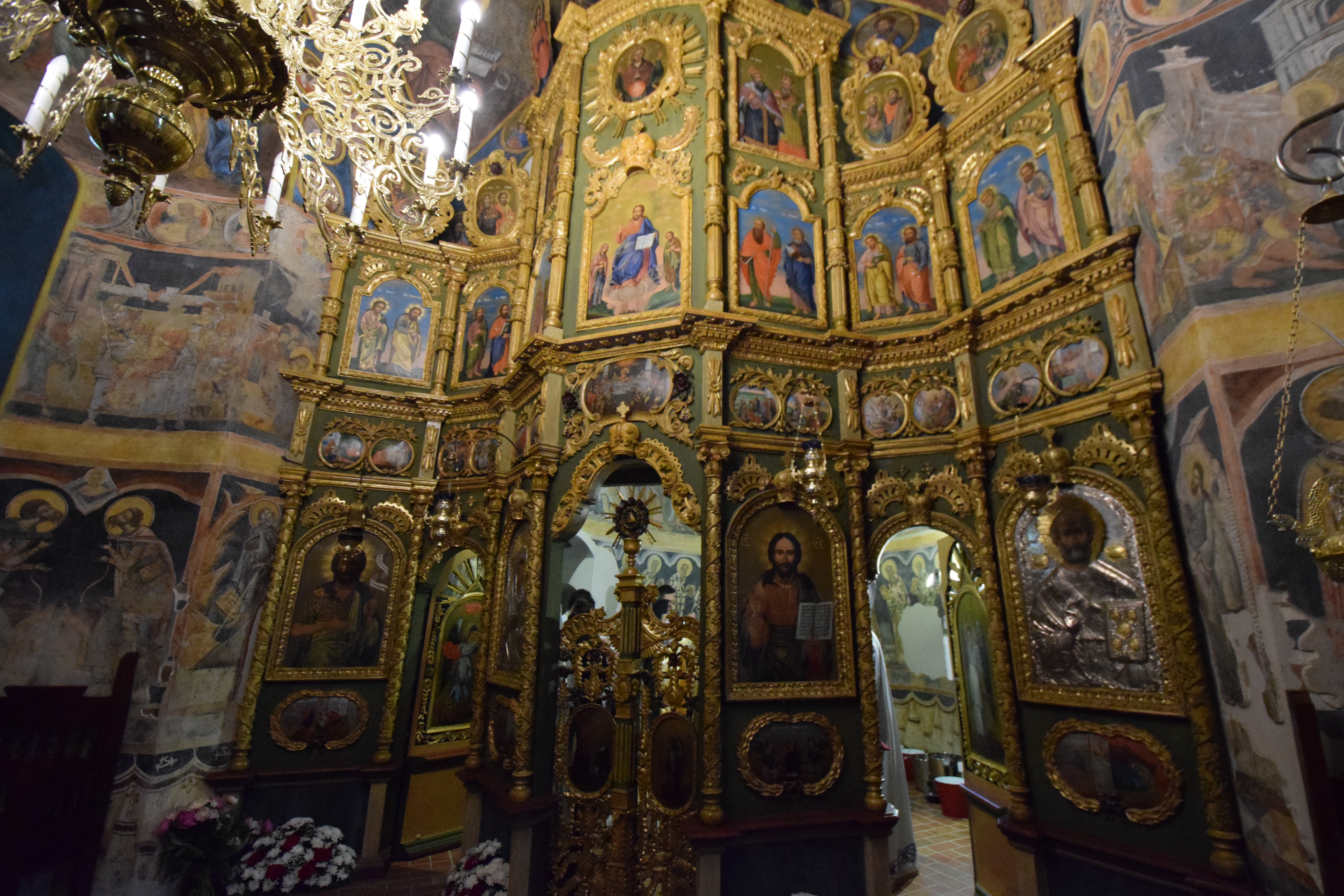 Mănăstirea Coșula a renăscut: slujbă de resfințire oficiată de patru ierarhi, în prezența a 3000 de credincioși