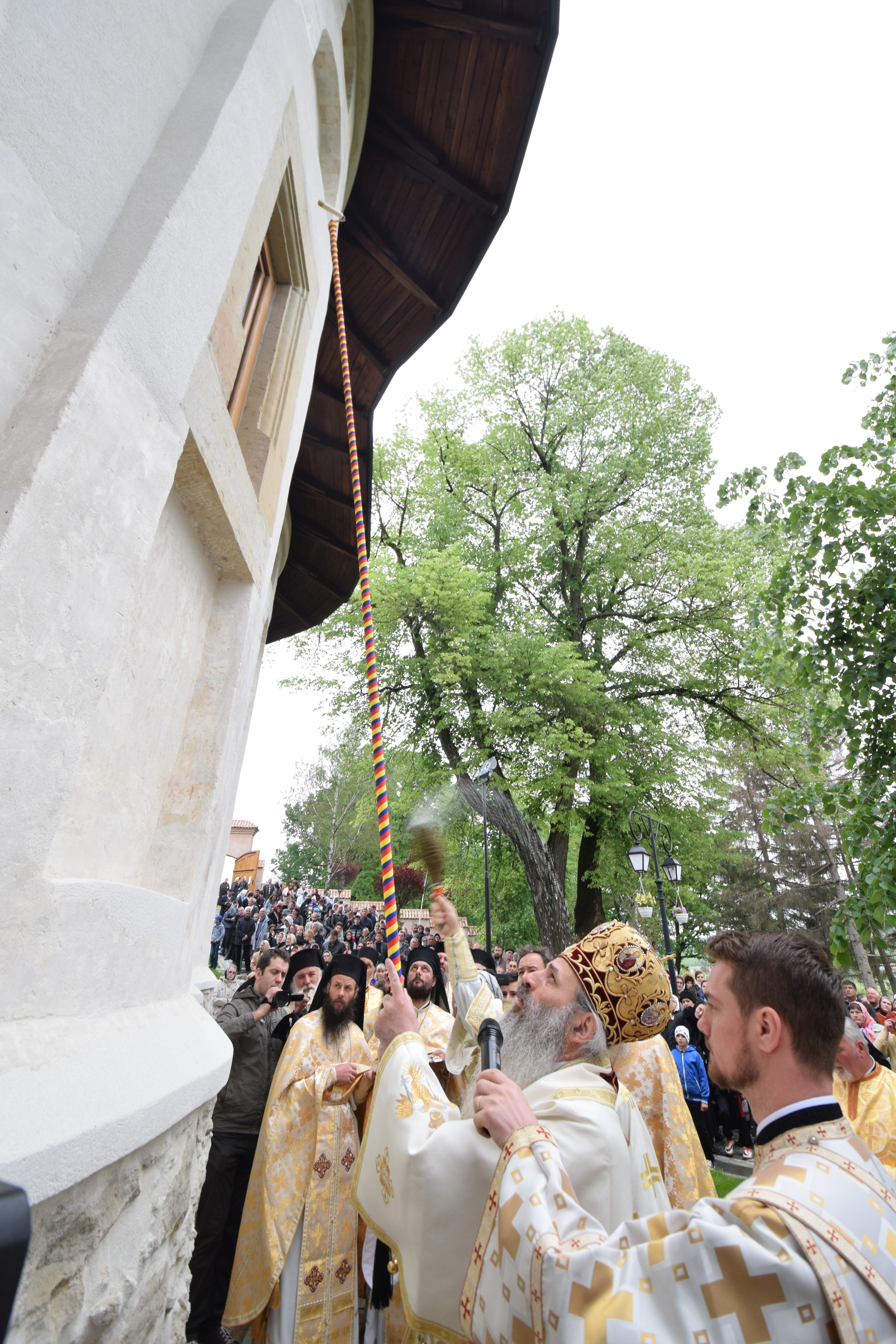 Mănăstirea Coșula a renăscut: slujbă de resfințire oficiată de patru ierarhi, în prezența a 3000 de credincioși