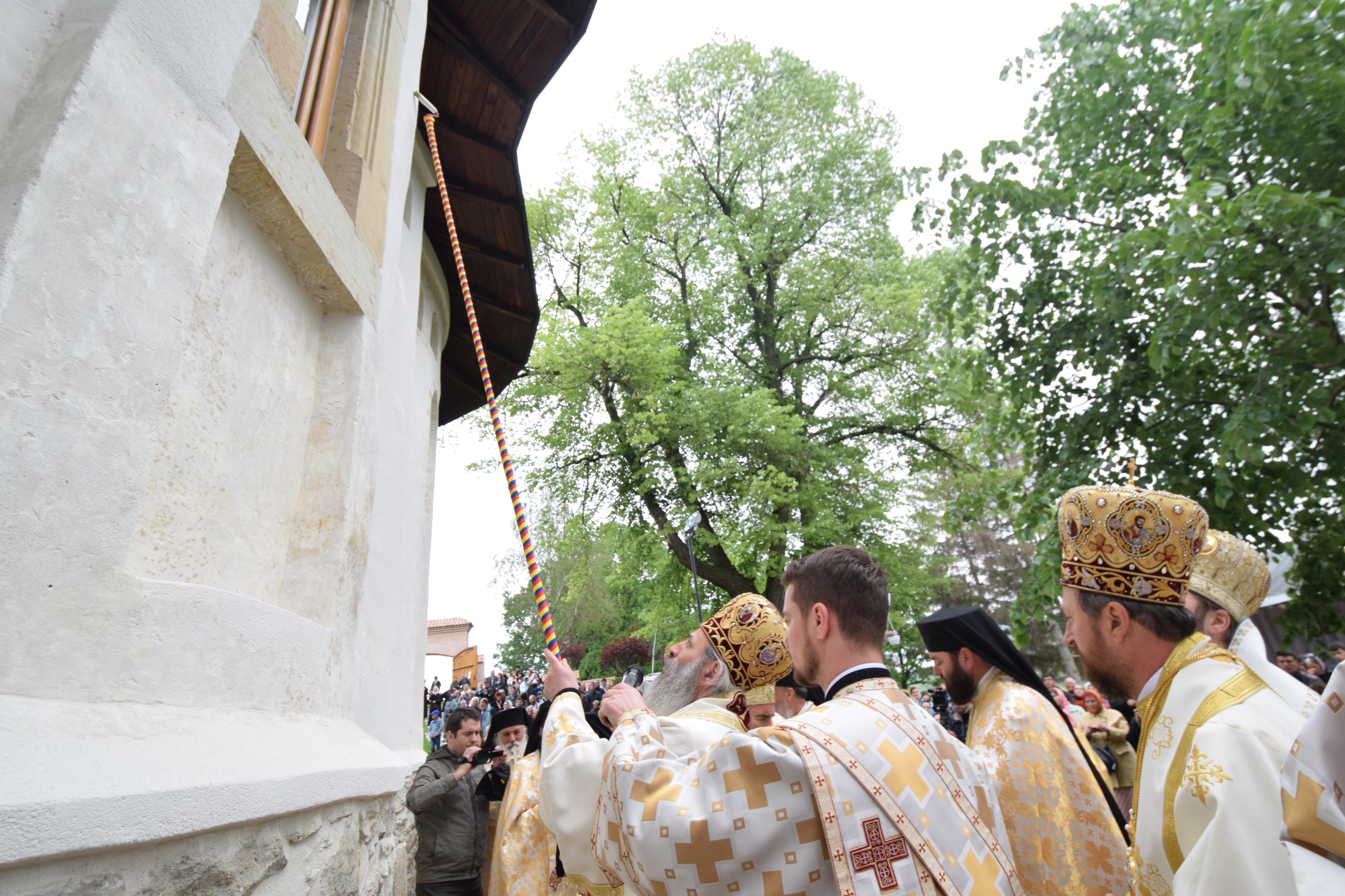 Mănăstirea Coșula a renăscut: slujbă de resfințire oficiată de patru ierarhi, în prezența a 3000 de credincioși