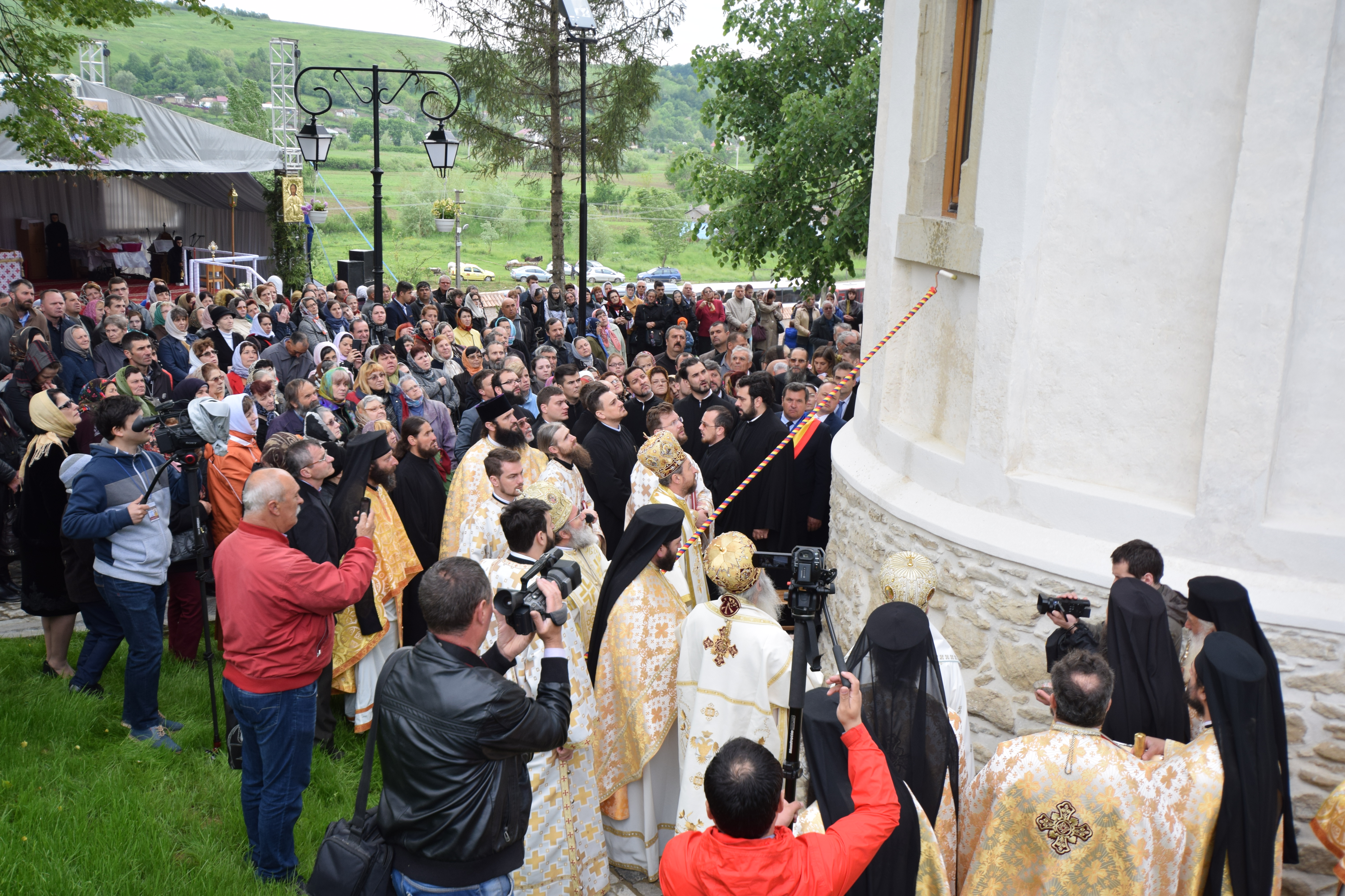 Mănăstirea Coșula a renăscut: slujbă de resfințire oficiată de patru ierarhi, în prezența a 3000 de credincioși