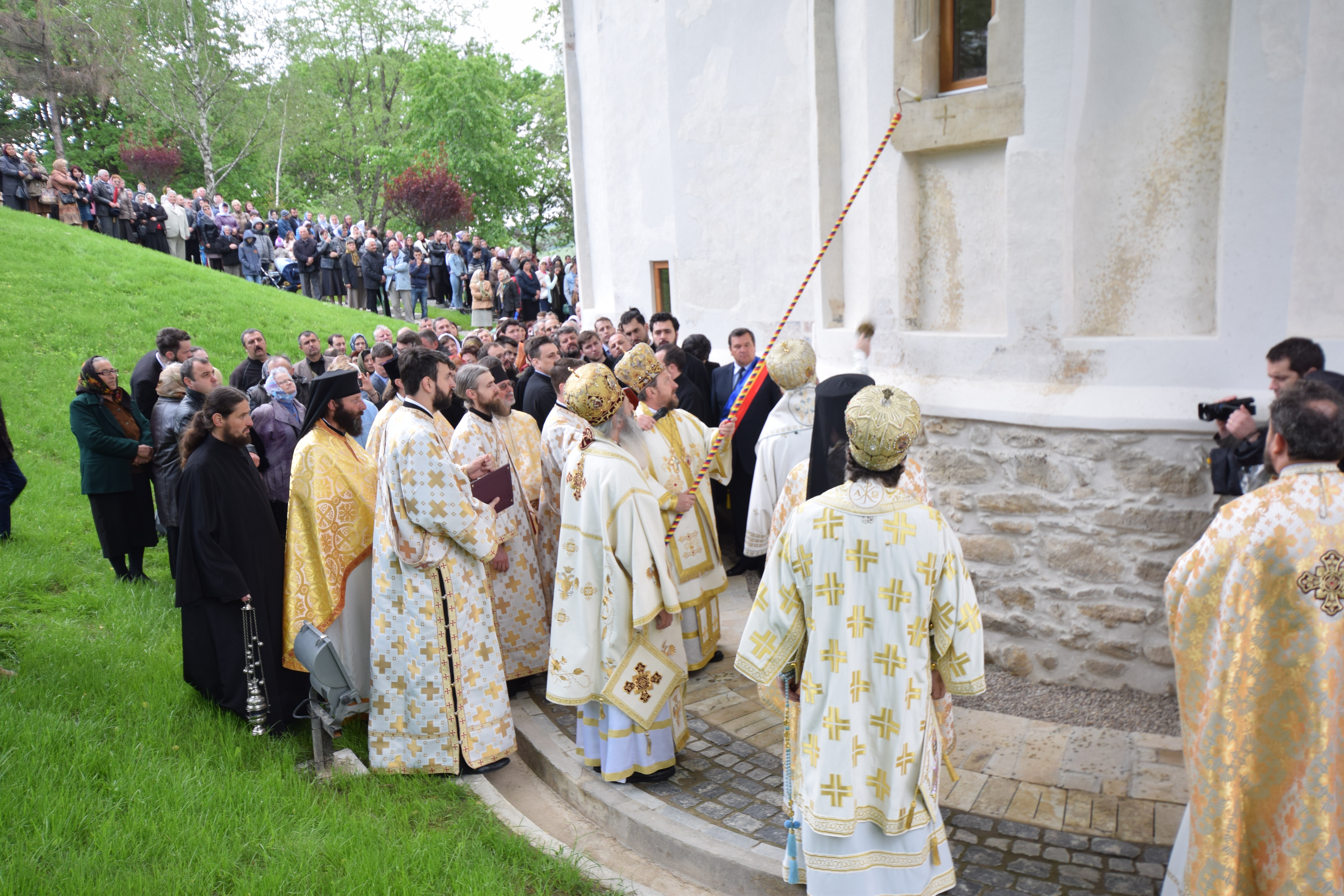 Mănăstirea Coșula a renăscut: slujbă de resfințire oficiată de patru ierarhi, în prezența a 3000 de credincioși
