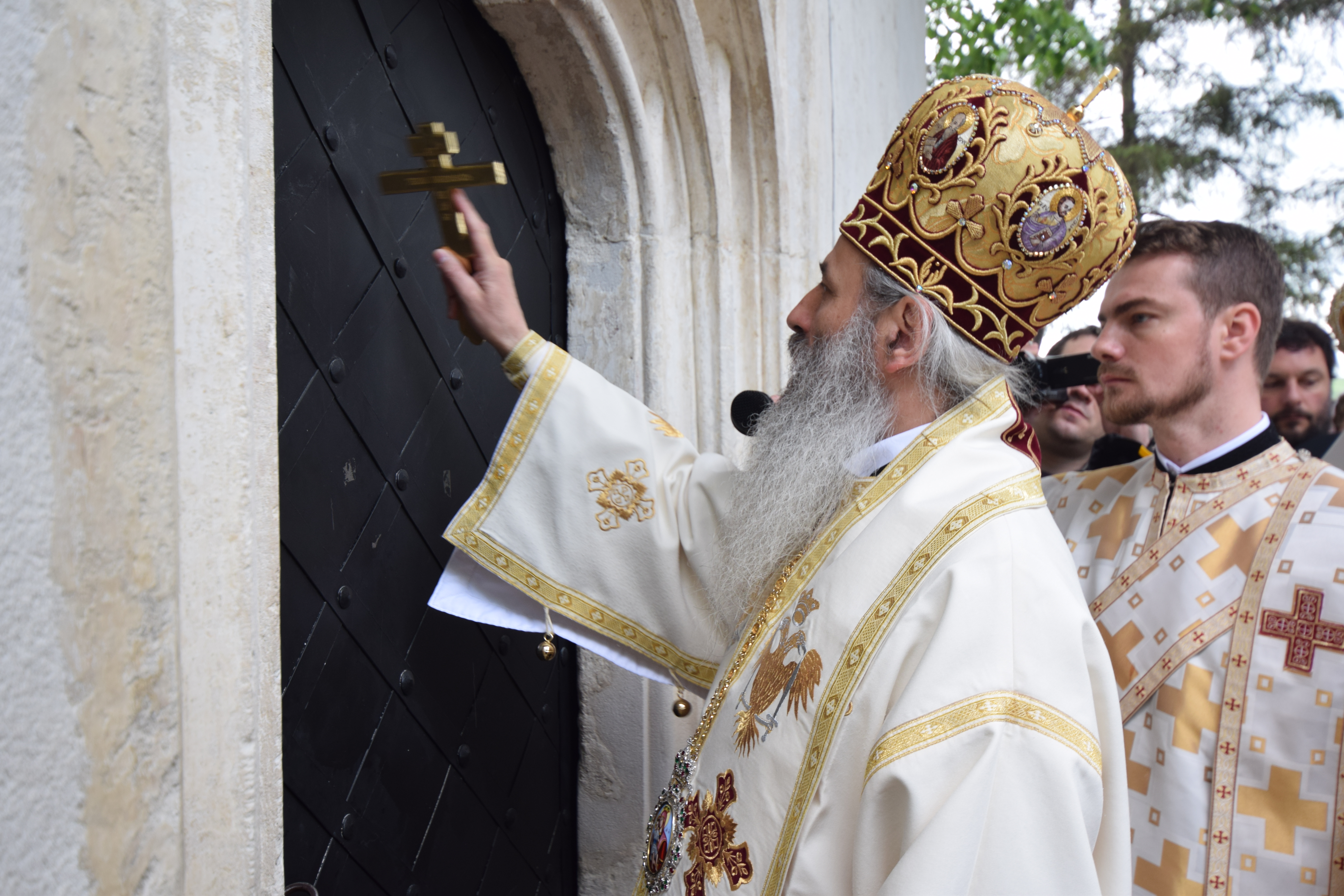 Mănăstirea Coșula a renăscut: slujbă de resfințire oficiată de patru ierarhi, în prezența a 3000 de credincioși