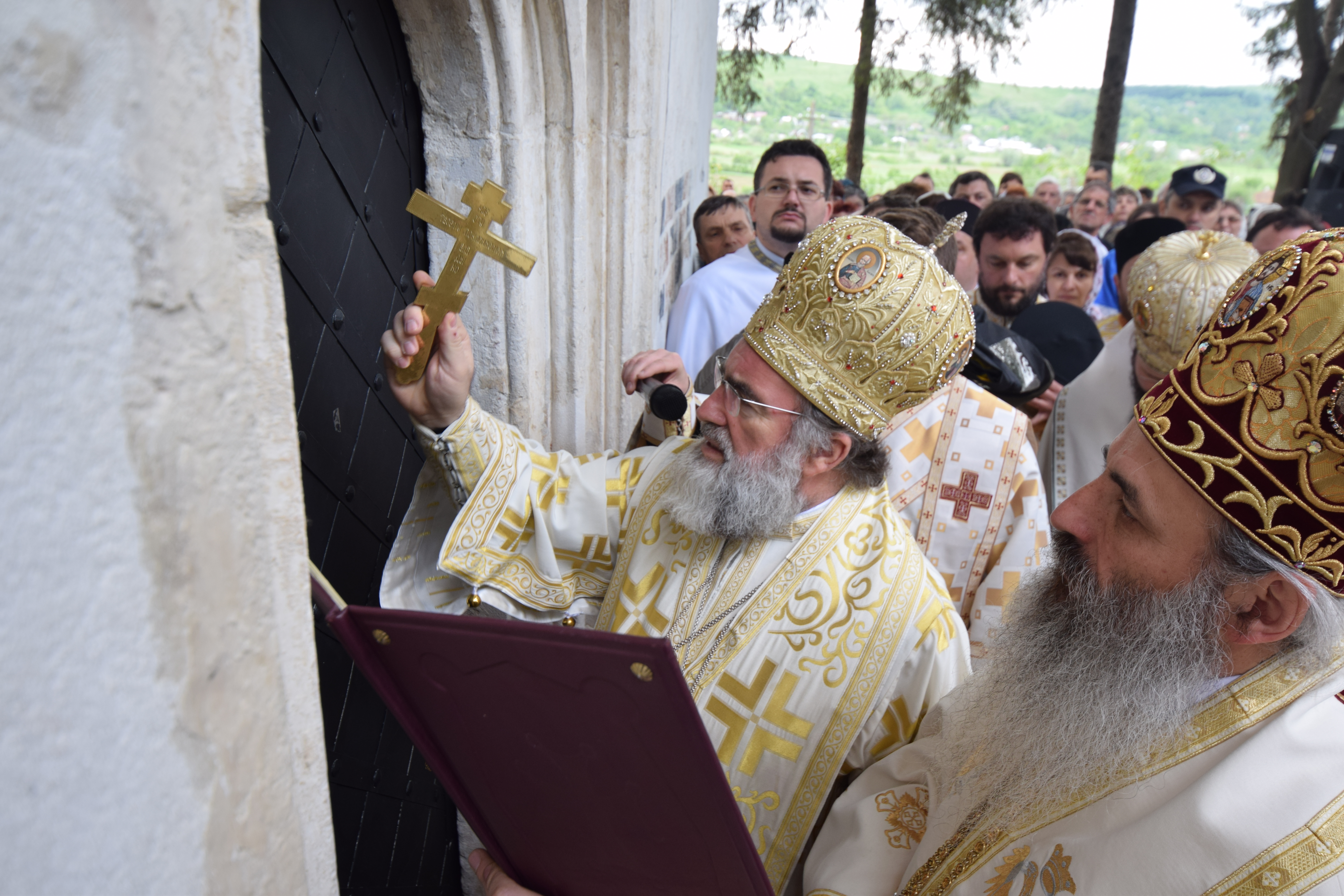 Mănăstirea Coșula a renăscut: slujbă de resfințire oficiată de patru ierarhi, în prezența a 3000 de credincioși