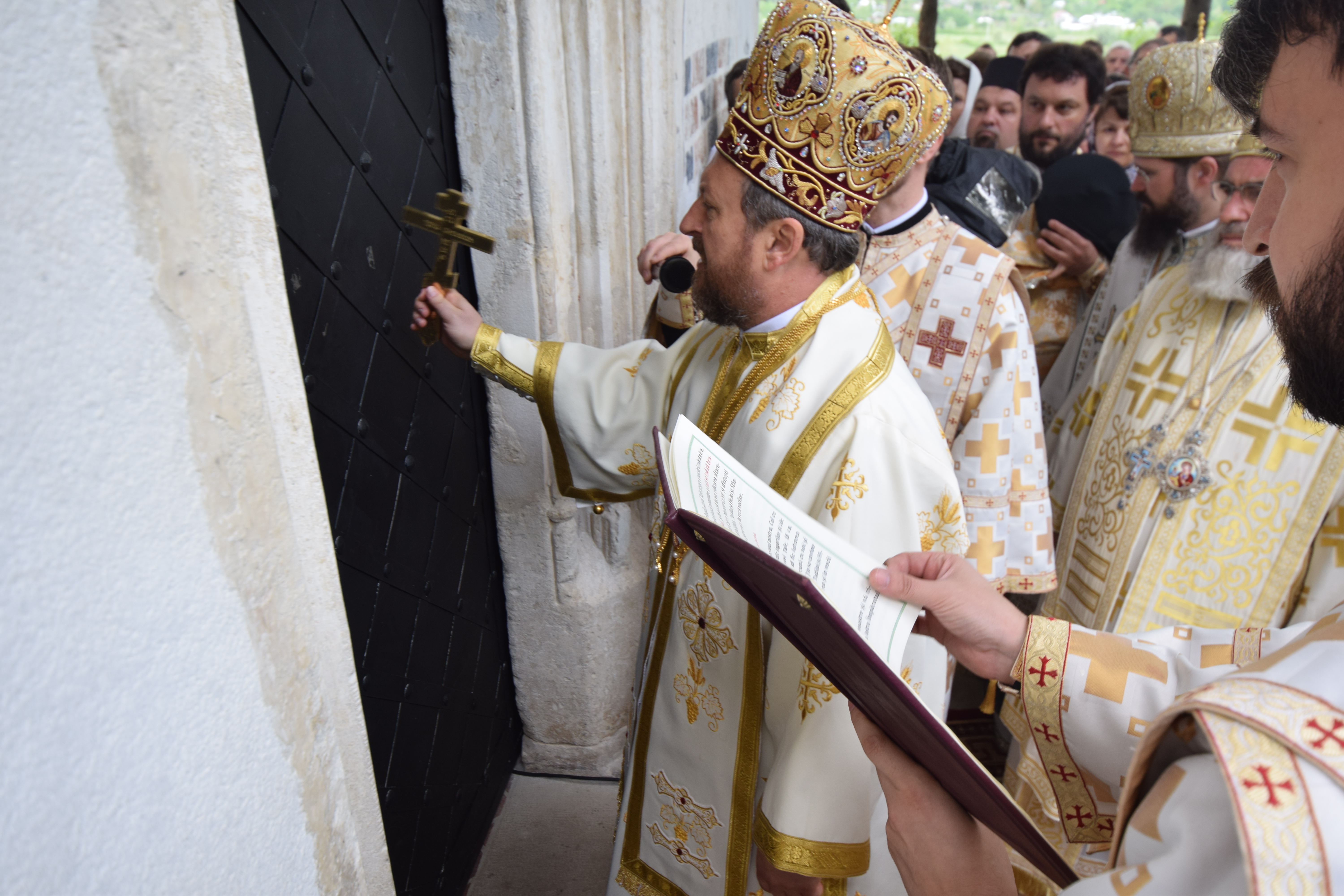 Mănăstirea Coșula a renăscut: slujbă de resfințire oficiată de patru ierarhi, în prezența a 3000 de credincioși