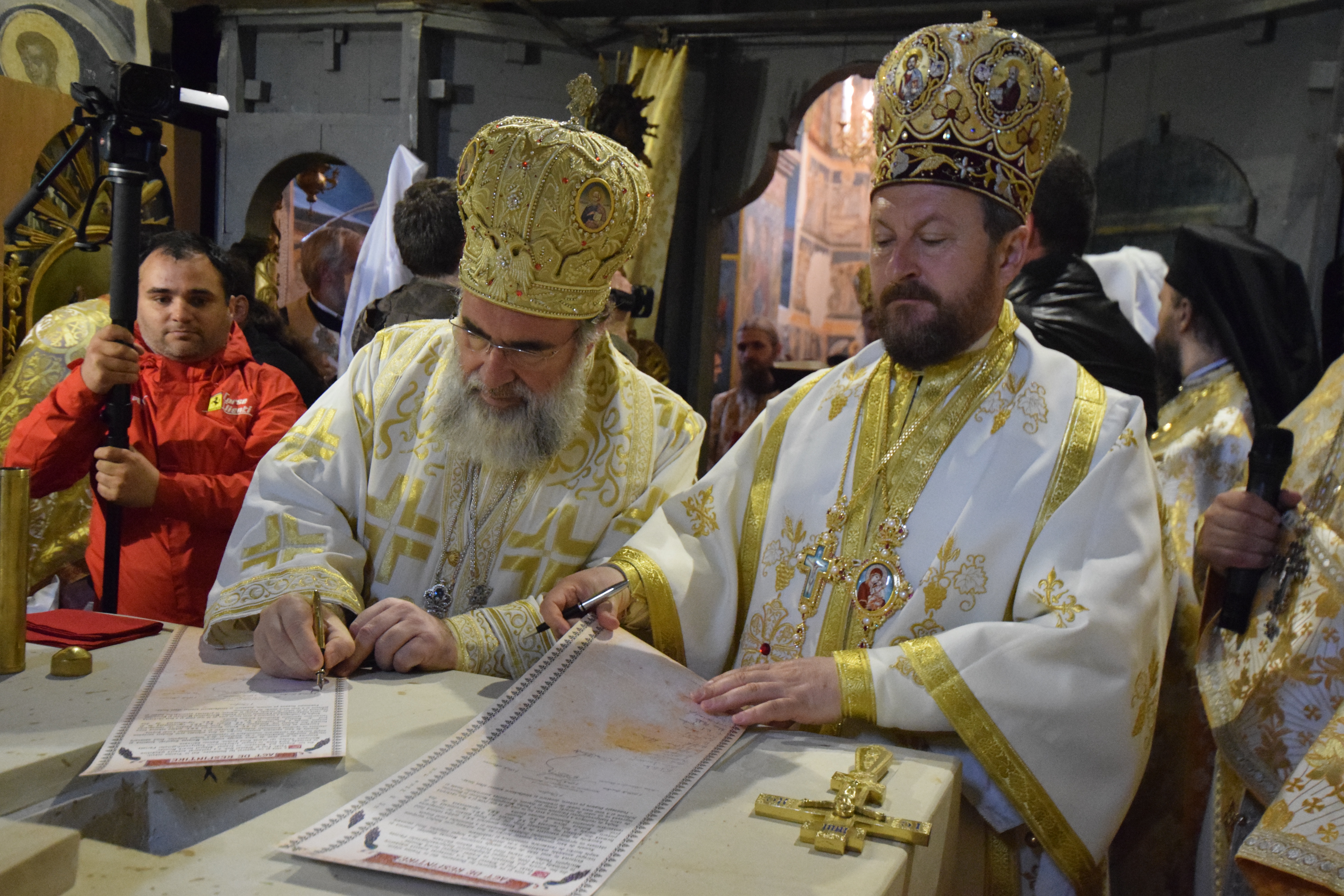 Mănăstirea Coșula a renăscut: slujbă de resfințire oficiată de patru ierarhi, în prezența a 3000 de credincioși