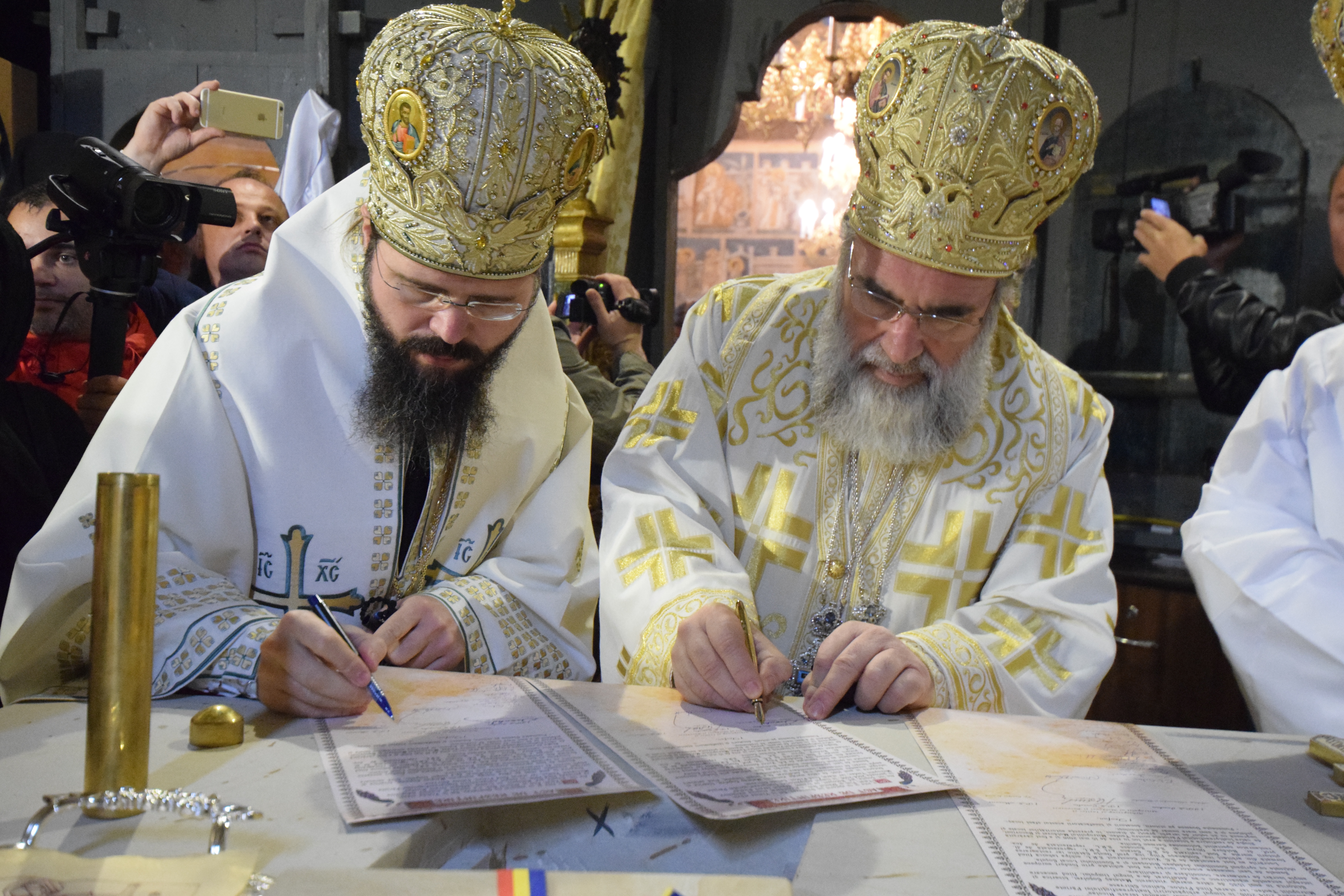 Mănăstirea Coșula a renăscut: slujbă de resfințire oficiată de patru ierarhi, în prezența a 3000 de credincioși