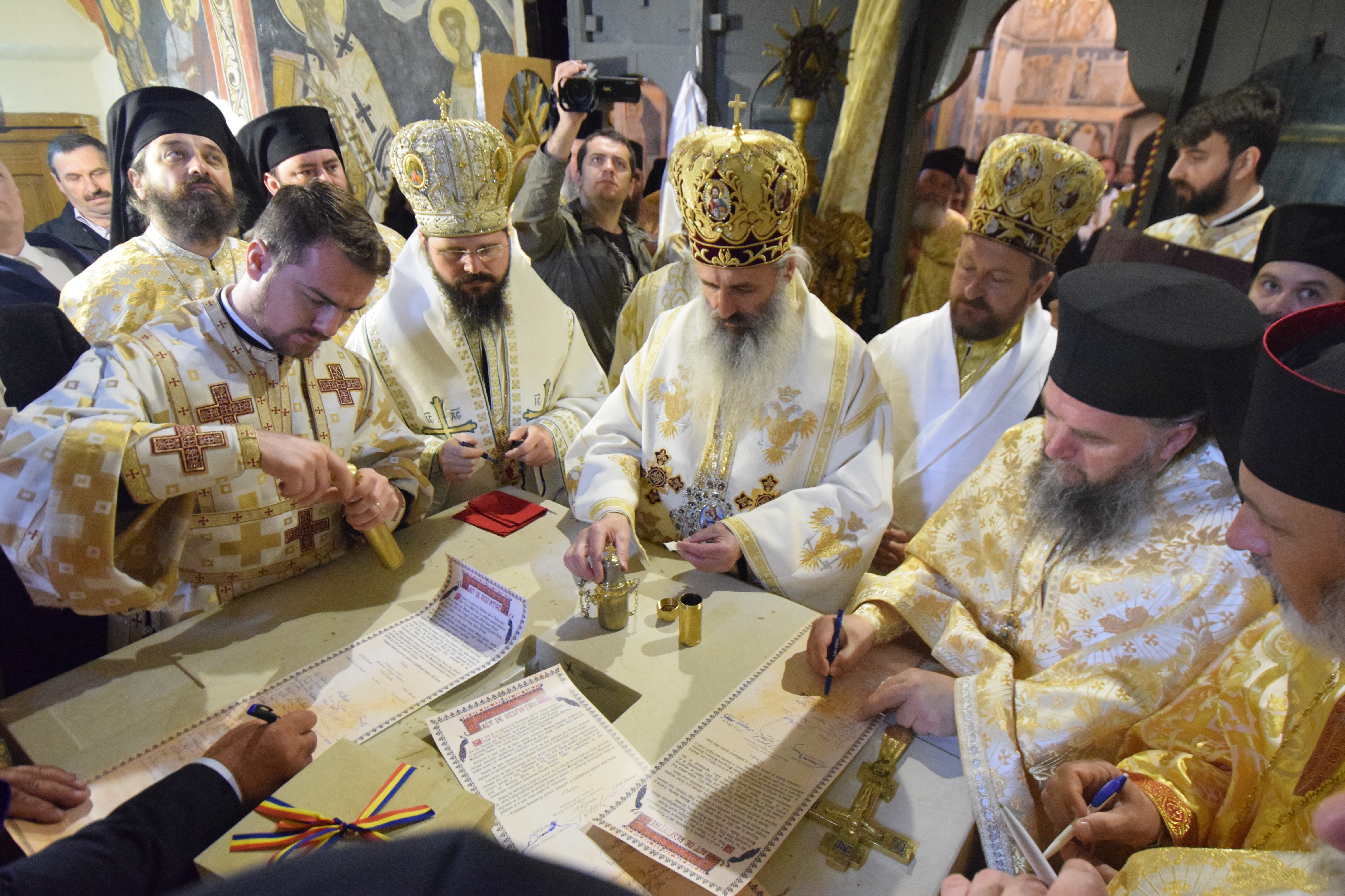 Mănăstirea Coșula a renăscut: slujbă de resfințire oficiată de patru ierarhi, în prezența a 3000 de credincioși