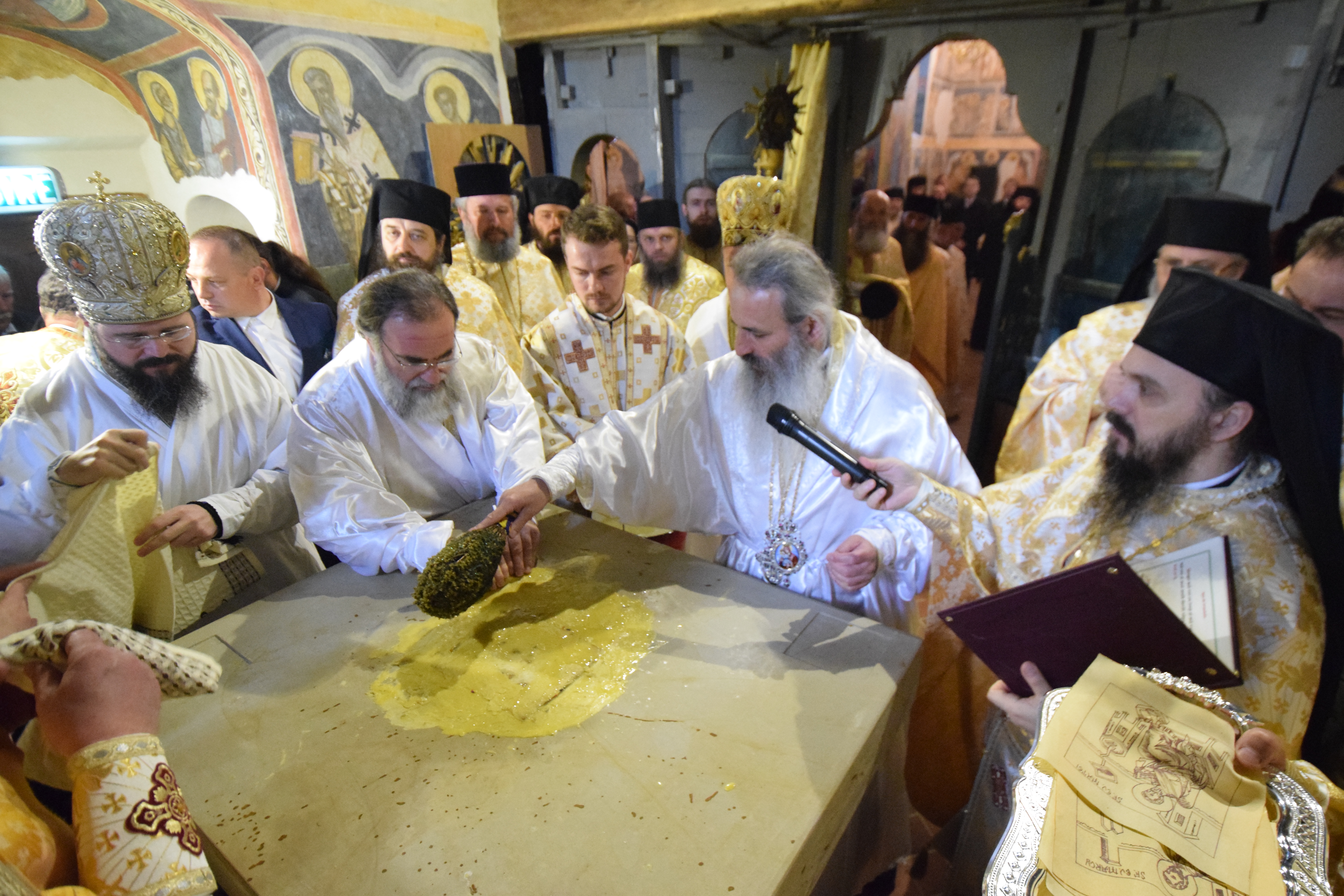 Mănăstirea Coșula a renăscut: slujbă de resfințire oficiată de patru ierarhi, în prezența a 3000 de credincioși