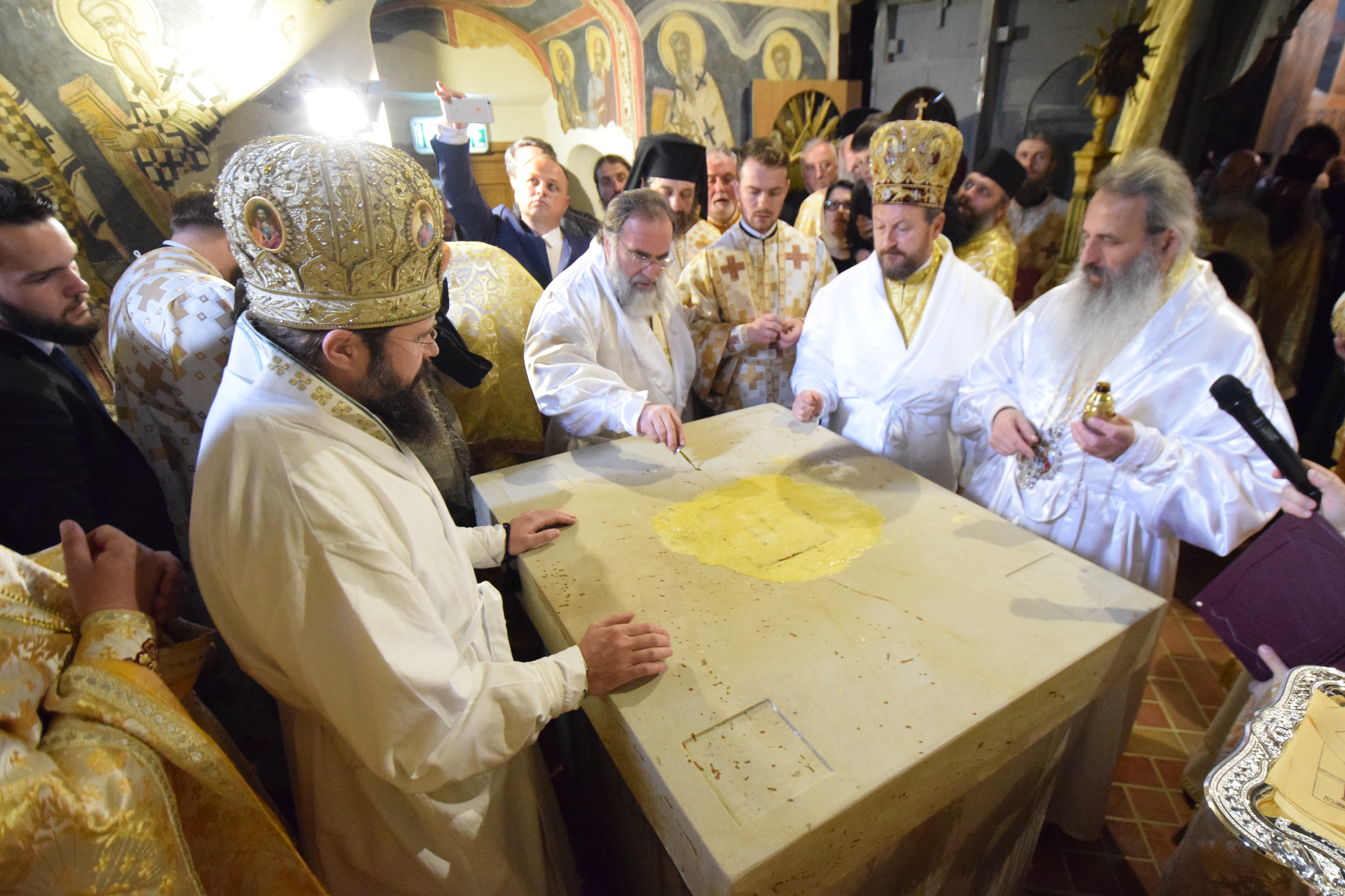 Mănăstirea Coșula a renăscut: slujbă de resfințire oficiată de patru ierarhi, în prezența a 3000 de credincioși